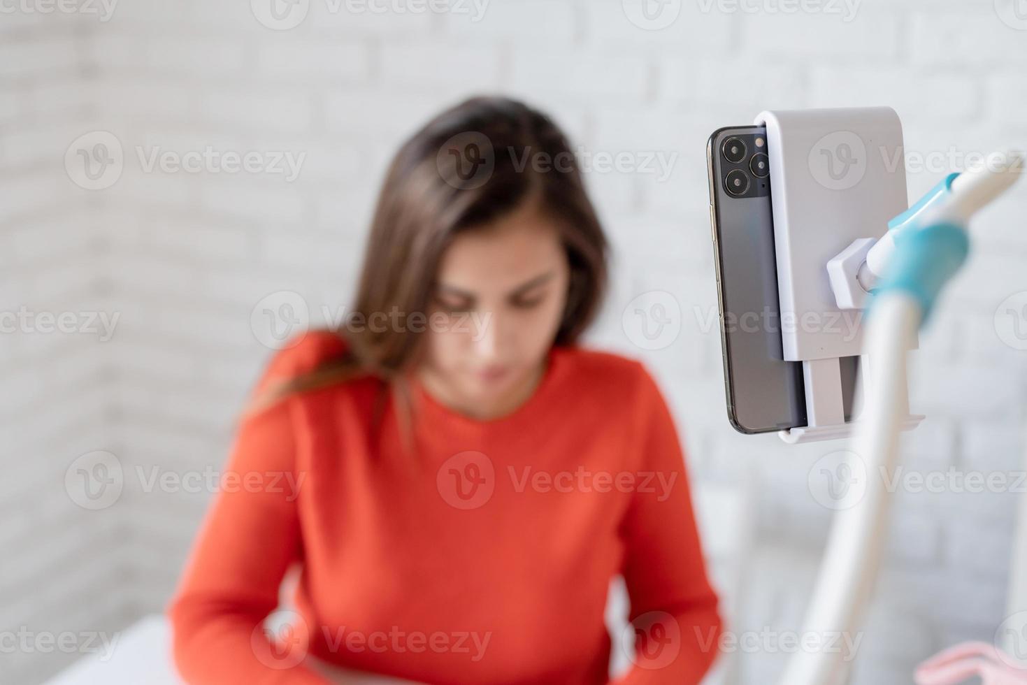 mooie blanke nagelmeester-beïnvloeder die videochat of een blog maakt foto