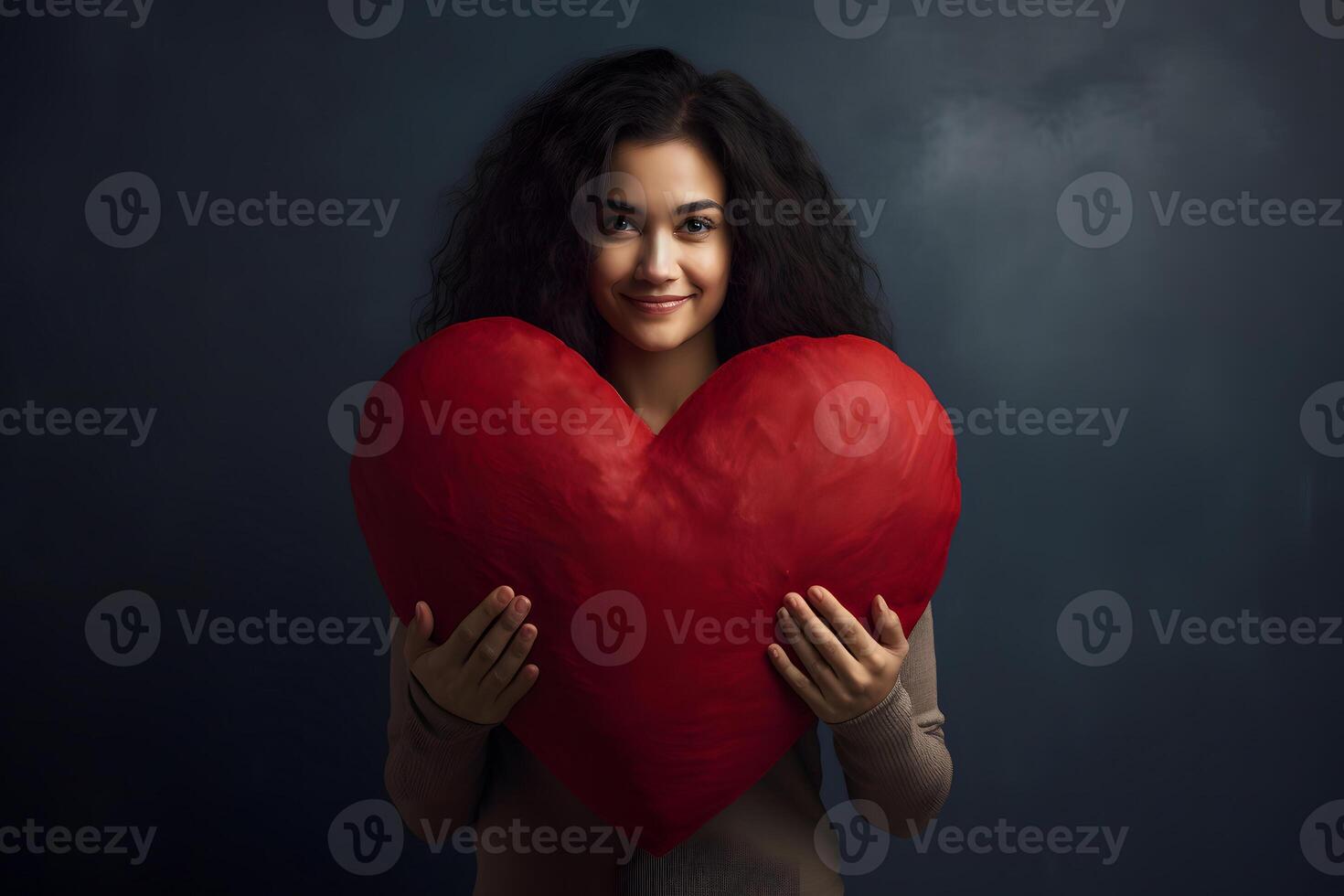 ai gegenereerd gemengd ras vrouw Holding groot rood hart Aan grijs achtergrond, neurale netwerk gegenereerd fotorealistisch beeld foto