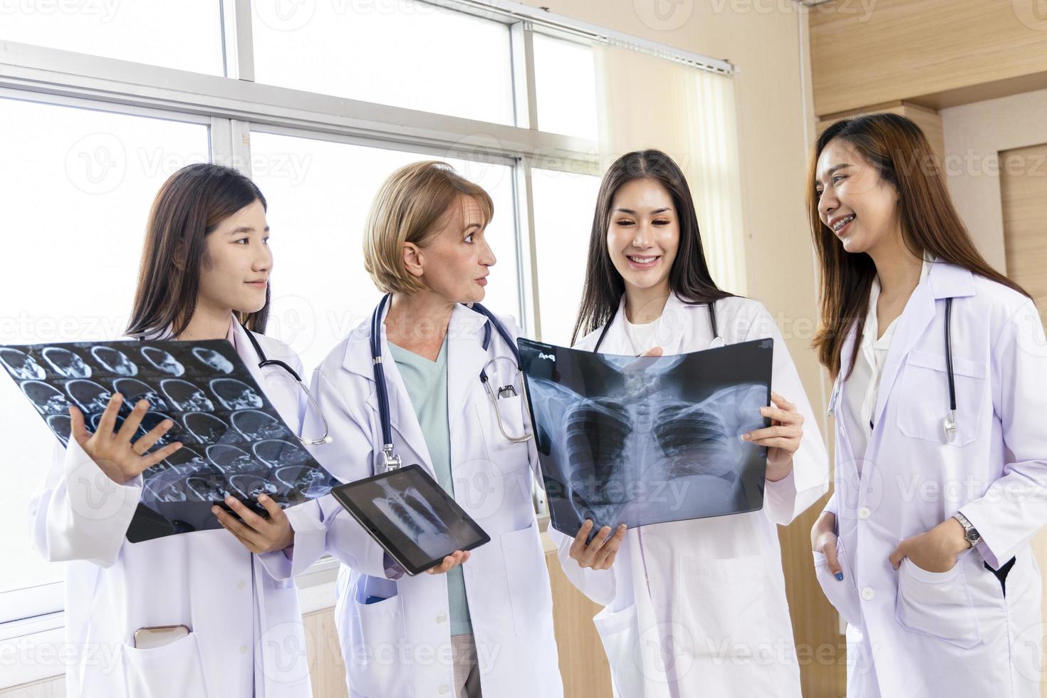senior arts vrouw onderwijs arts student vrouw. hoe de röntgenfilm te analyseren. afdeling radiologie foto