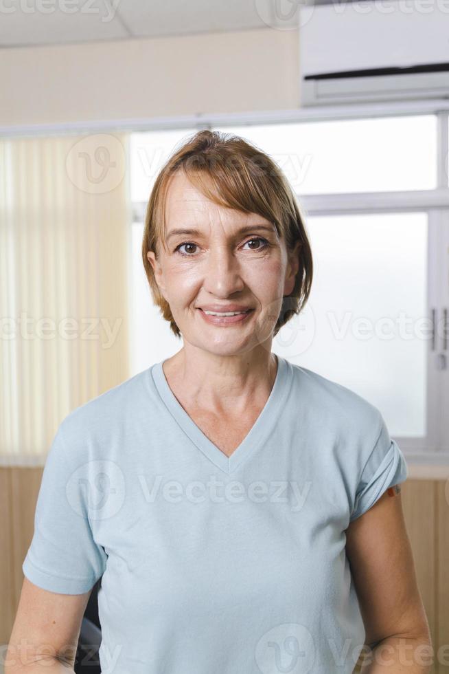 portret van een oudere vrouw die lacht en slim is. foto