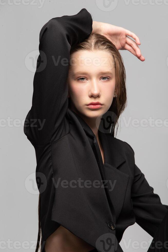 portret van een mooi blond meisje met blauw ogen en Doorzichtig huid. een zeventien jaar oud meisje. Slavisch uiterlijk van een jong schoonheid. foto