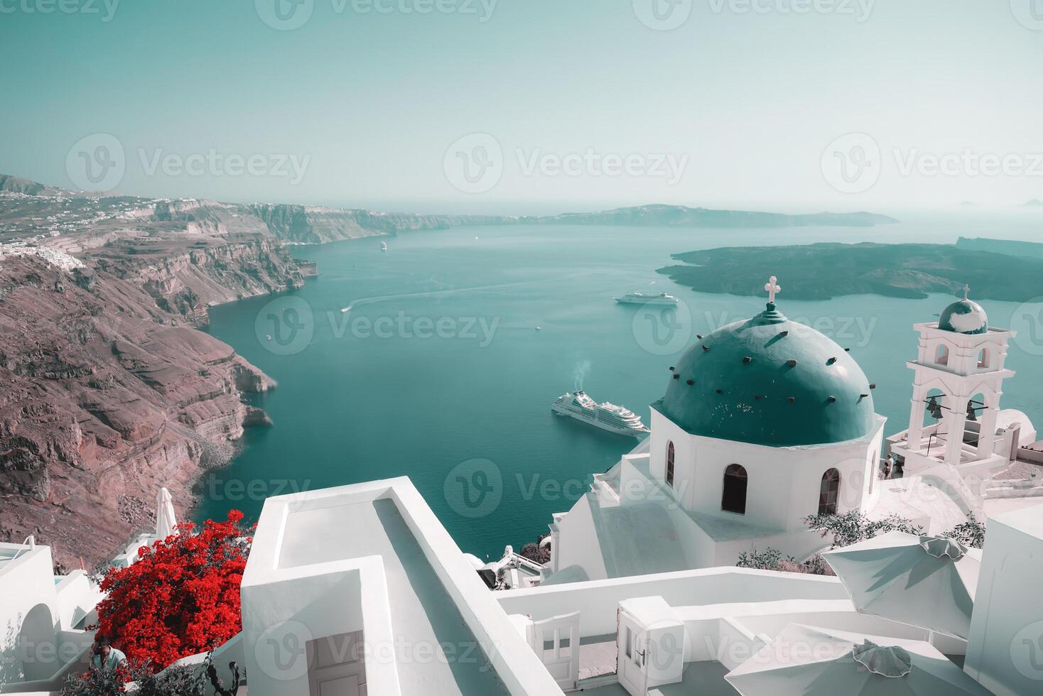 Santorini horizon met blauw koepel kerk en gebouwen in Griekenland met kopiëren ruimte foto