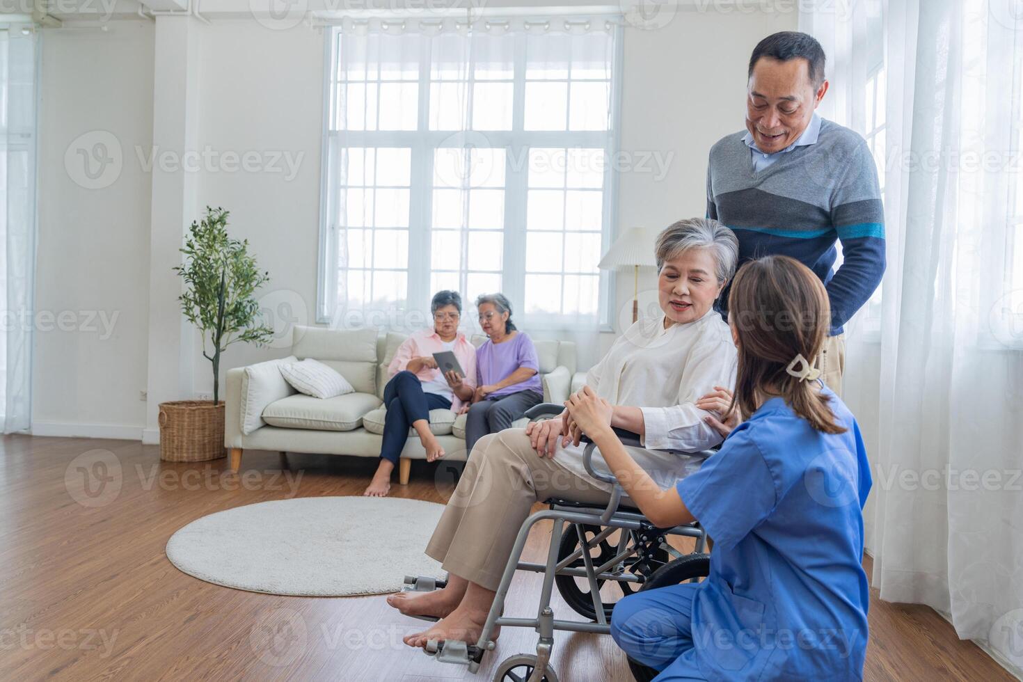Aziatisch jong verpleegster ondersteuning paar senior ouder Mens en vrouw in een rolstoel. ouderen volwassen en een groep van senior vrienden leven in de ziekenhuis. gezelligheid van gepensioneerd mensen. foto