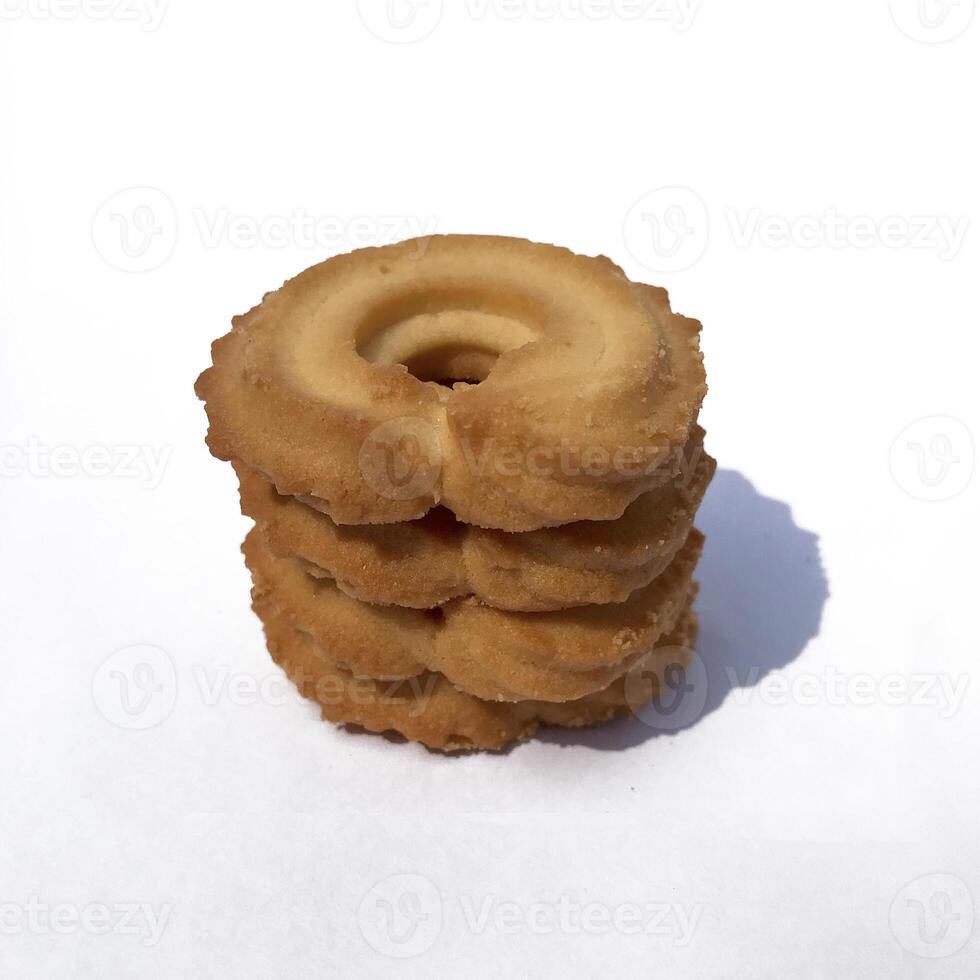 een stapel van bruinachtig gekleurd koekjes geïsoleerd Aan een wit achtergrond. foto