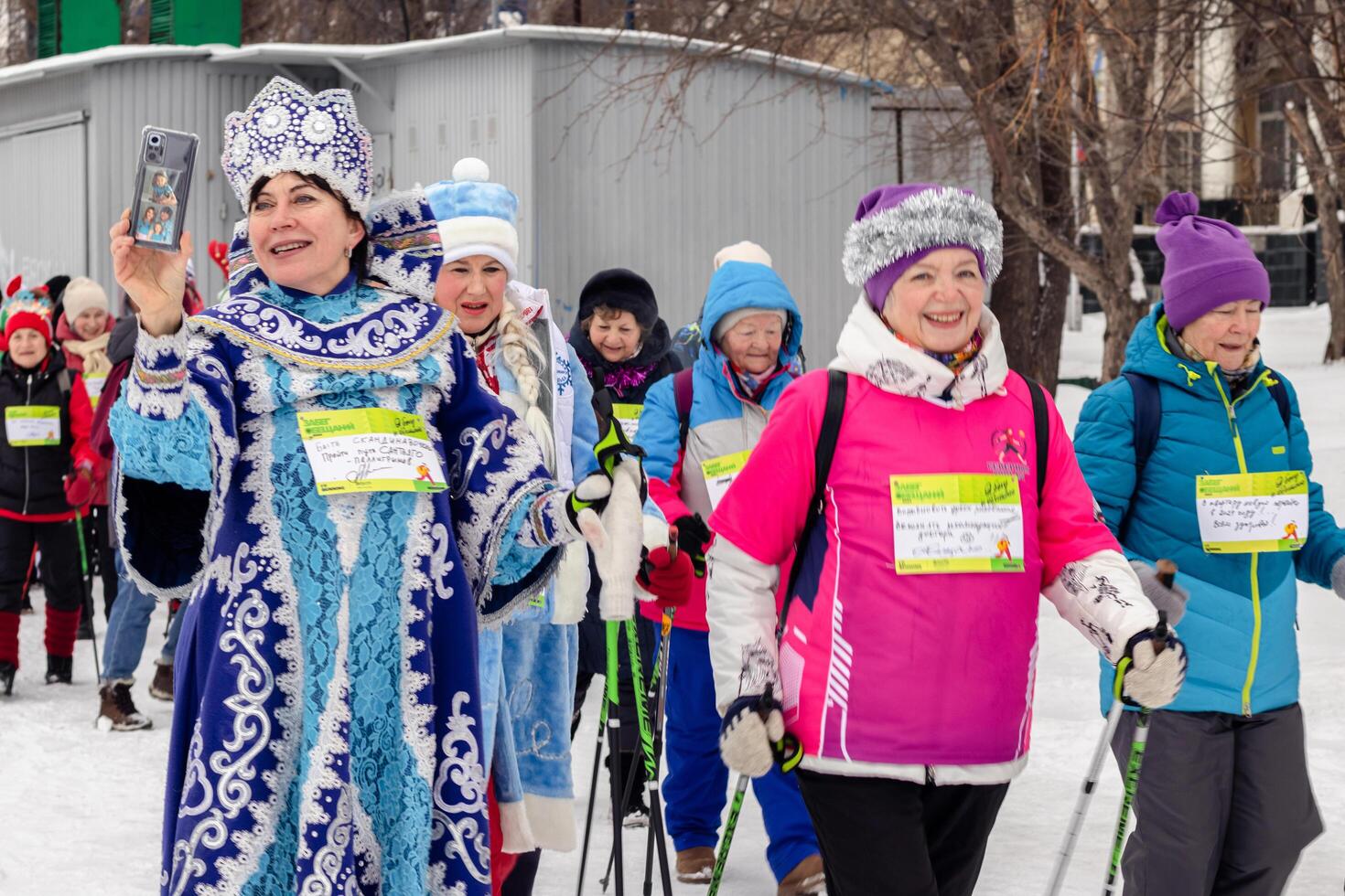 ras en nordic wandelen Aan januari 1 in nieuw jaar kostuums rennen club Novosibirsk 01.01.2024 rennen mensen in winter foto