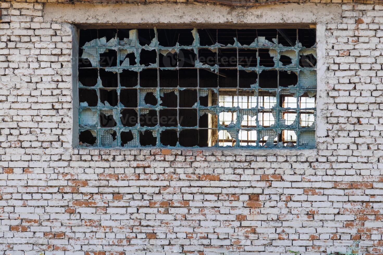 gebroken glas blok venster in wit steen muur structuur en achtergrond foto