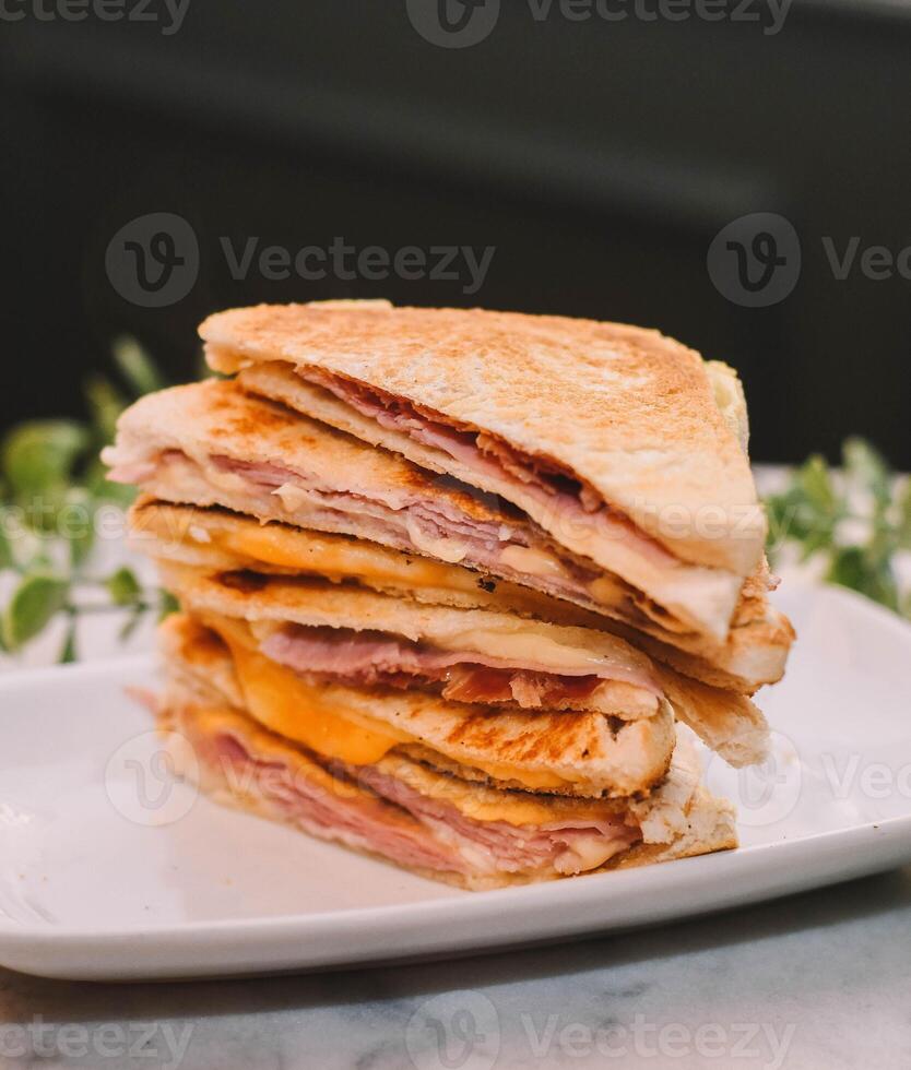 heet ham en kaas broodje, geroosterd met boter Aan brood foto