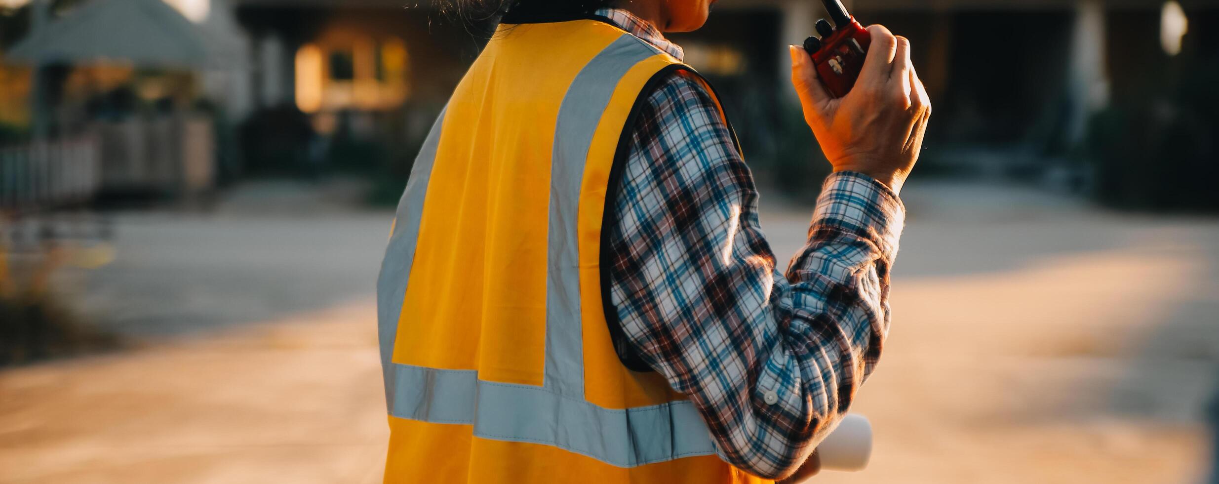 team bouw of bouwkunde groep en arbeider. samenspel en bepaling naar slagen. veiligheid moeilijk hoed naar voorkomen ongeluk terwijl werken vervoer en houder team. concept herstarten en nieuw normaal foto