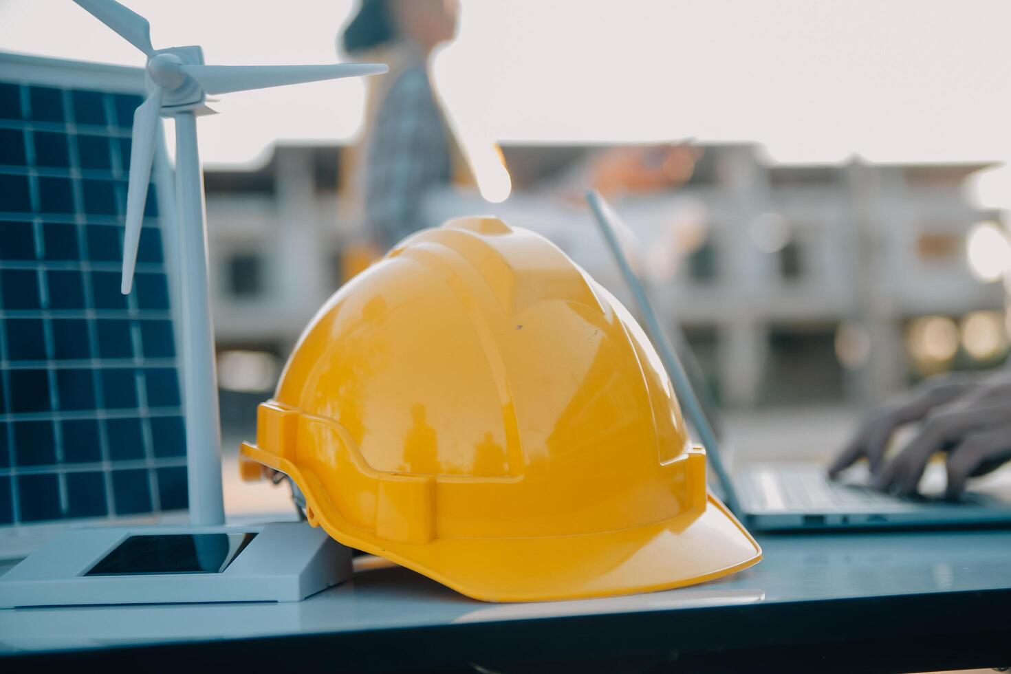 team bouw of bouwkunde groep en arbeider. samenspel en bepaling naar slagen. veiligheid moeilijk hoed naar voorkomen ongeluk terwijl werken vervoer en houder team. concept herstarten en nieuw normaal foto