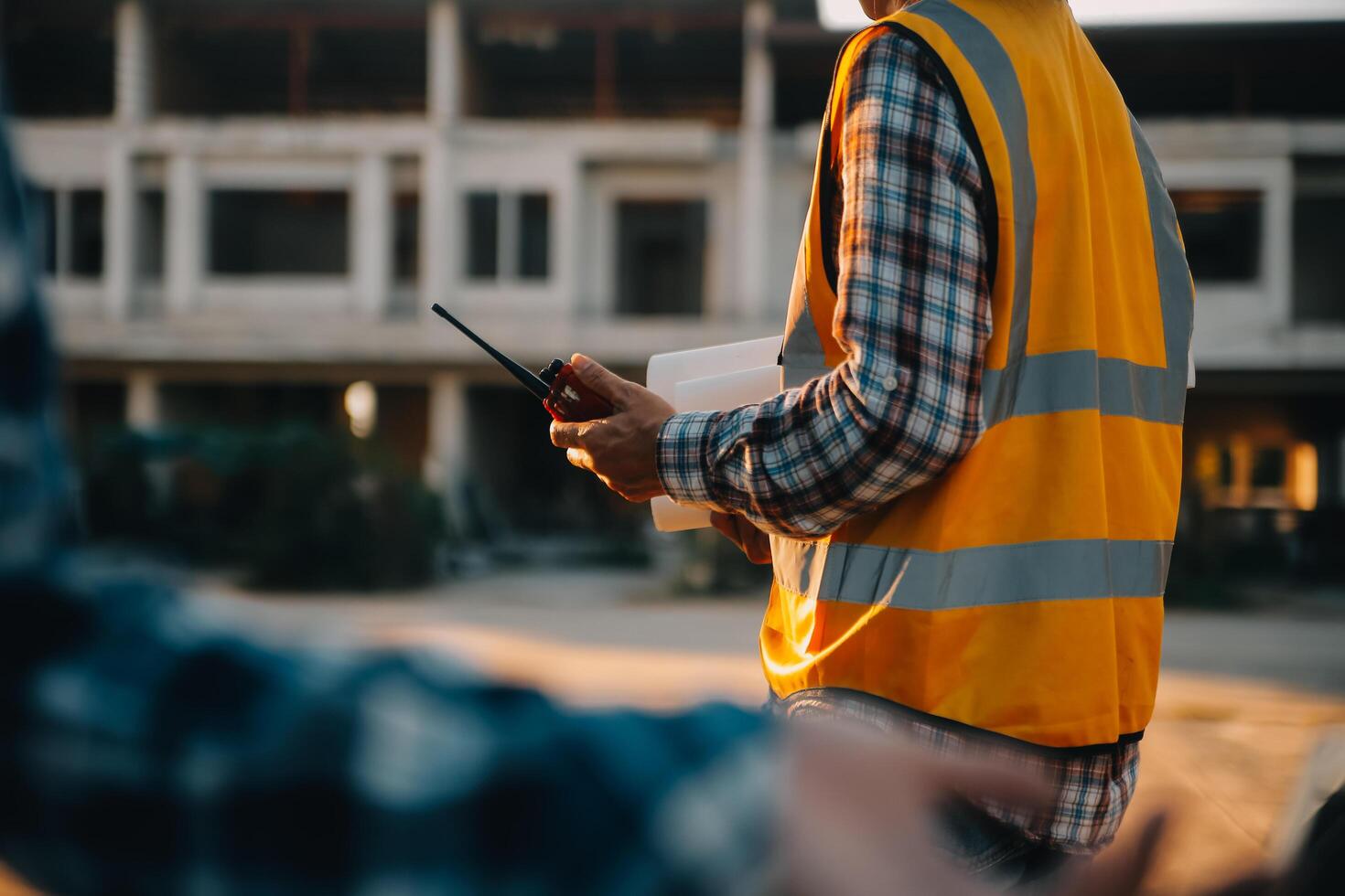 team bouw of bouwkunde groep en arbeider. samenspel en bepaling naar slagen. veiligheid moeilijk hoed naar voorkomen ongeluk terwijl werken vervoer en houder team. concept herstarten en nieuw normaal foto