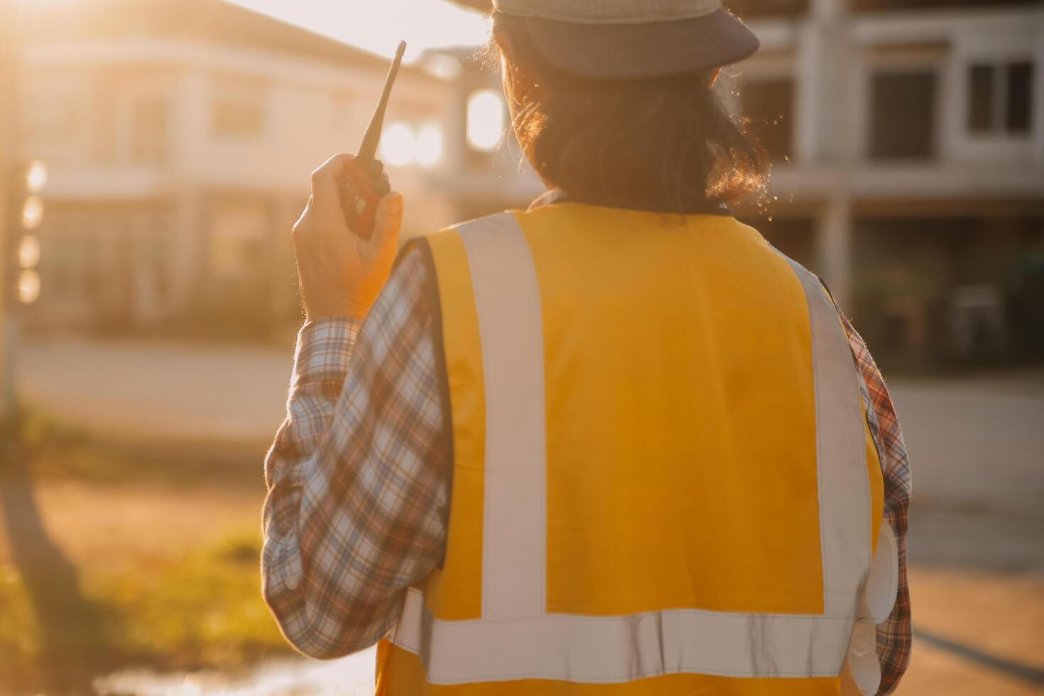 team bouw of bouwkunde groep en arbeider. samenspel en bepaling naar slagen. veiligheid moeilijk hoed naar voorkomen ongeluk terwijl werken vervoer en houder team. concept herstarten en nieuw normaal foto