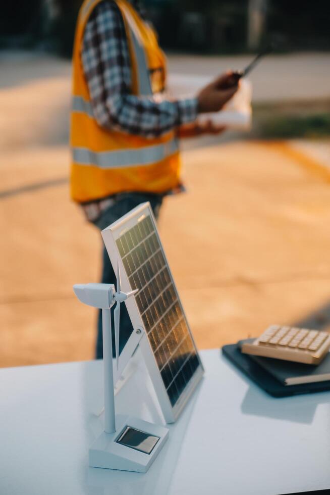 team bouw of bouwkunde groep en arbeider. samenspel en bepaling naar slagen. veiligheid moeilijk hoed naar voorkomen ongeluk terwijl werken vervoer en houder team. concept herstarten en nieuw normaal foto