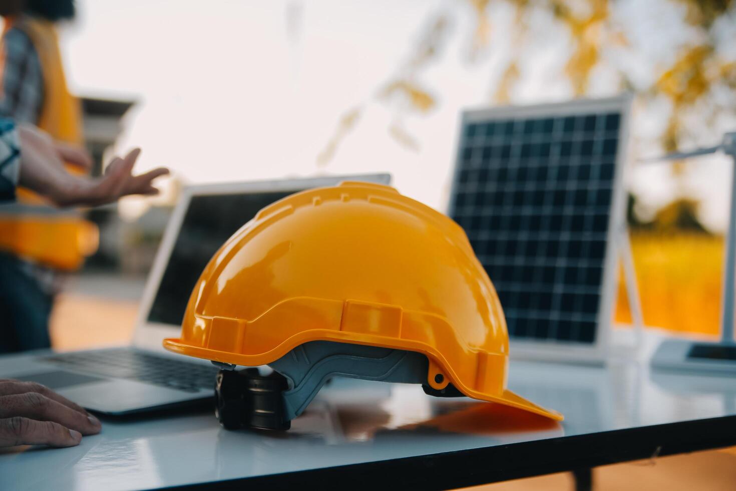 team bouw of bouwkunde groep en arbeider. samenspel en bepaling naar slagen. veiligheid moeilijk hoed naar voorkomen ongeluk terwijl werken vervoer en houder team. concept herstarten en nieuw normaal foto