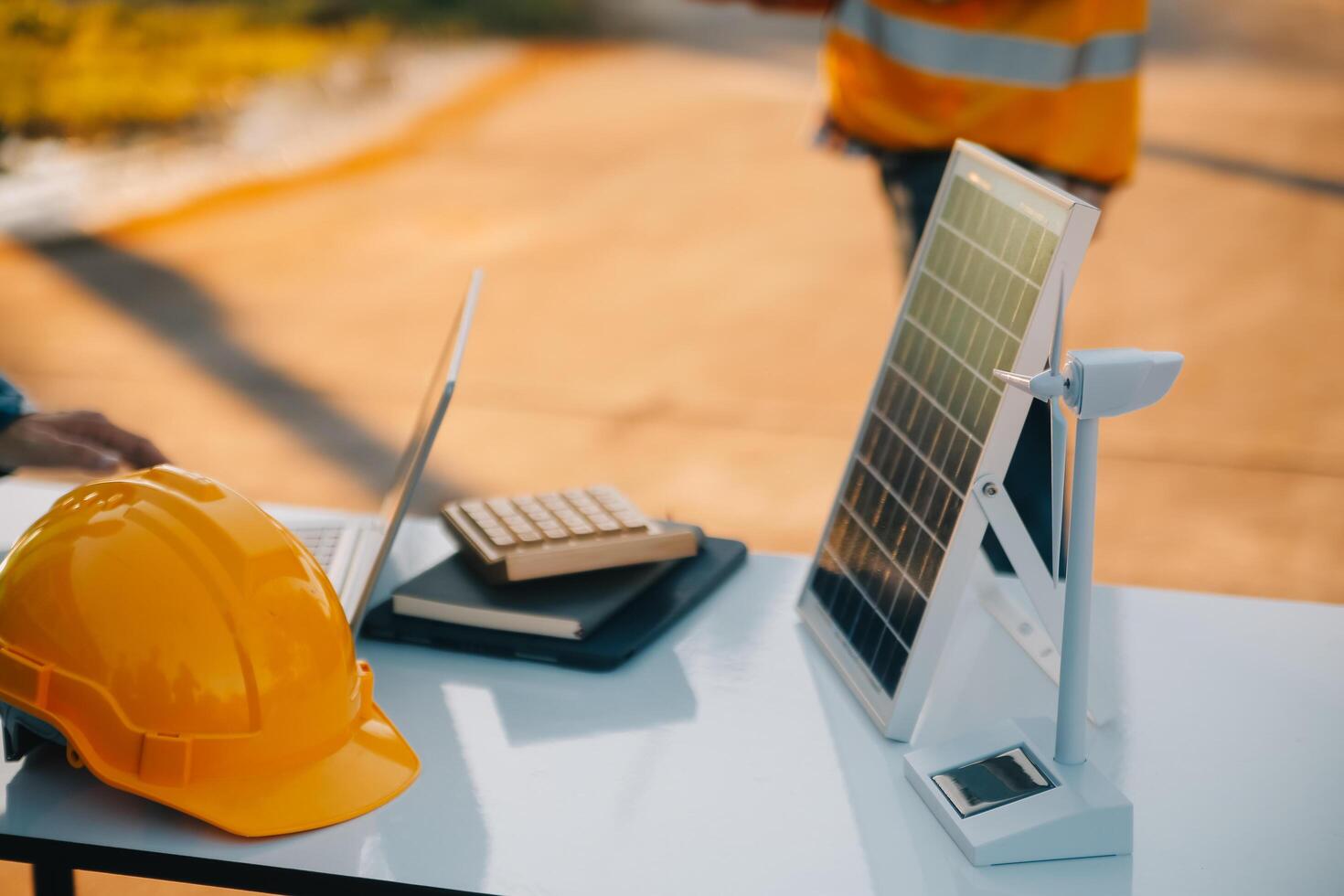 team bouw of bouwkunde groep en arbeider. samenspel en bepaling naar slagen. veiligheid moeilijk hoed naar voorkomen ongeluk terwijl werken vervoer en houder team. concept herstarten en nieuw normaal foto