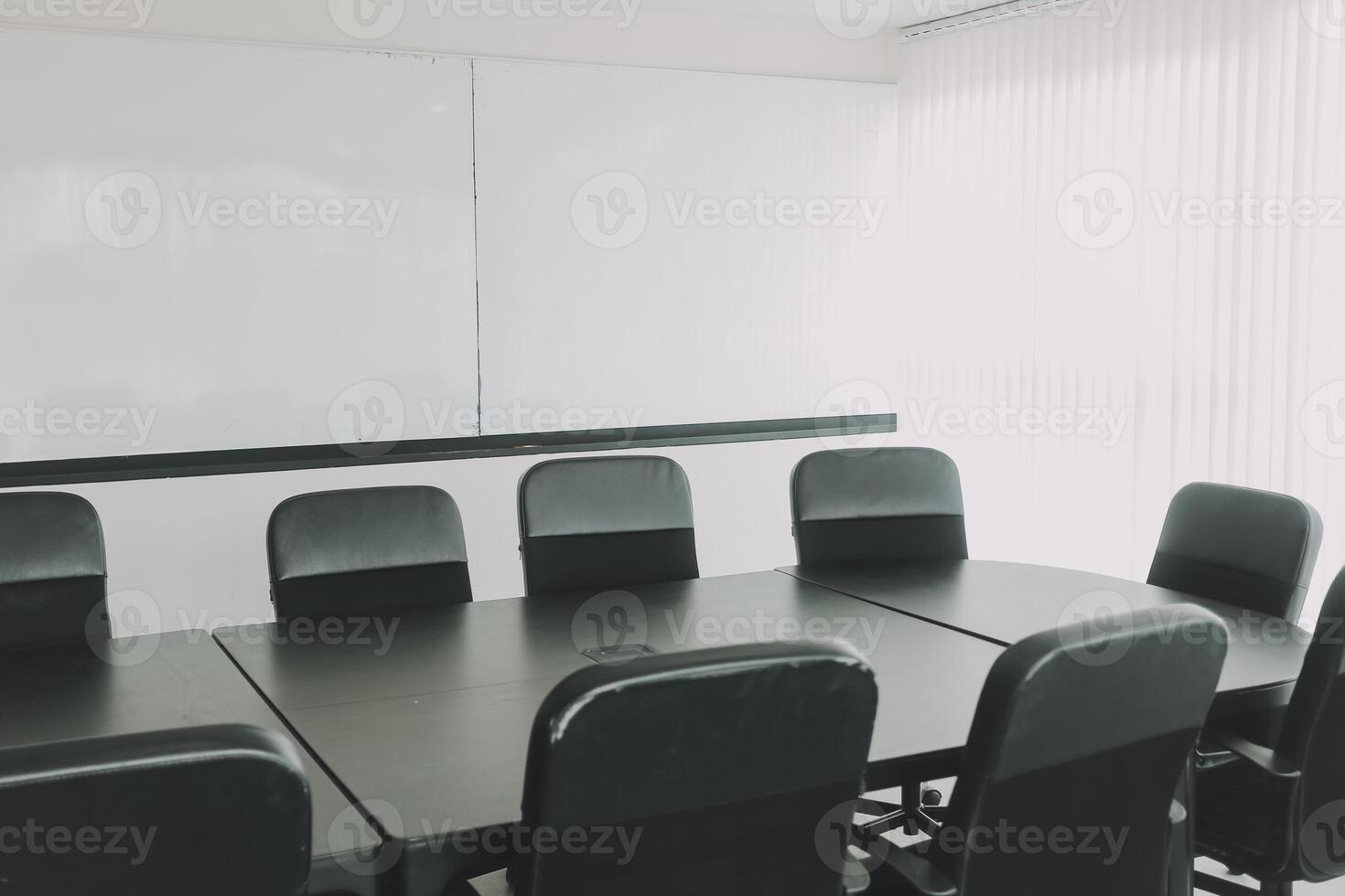 hoog niveau vergadering van uitvoerend kamer is versierd met elegant tafel en stoelen in de omgeving van. conferentie kamer is klaar voor De volgende niveau van uitvoerend ontmoeting. foto