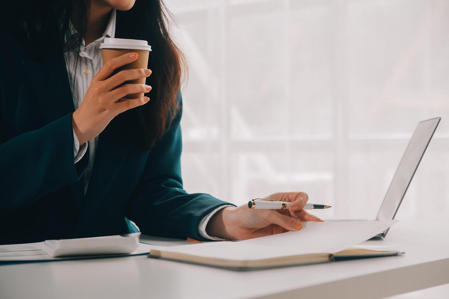 denken over hoe naar nemen de bedrijf naar technologisch hoogten. bijgesneden schot van een aantrekkelijk jong zakenvrouw werken in haar kantoor. foto