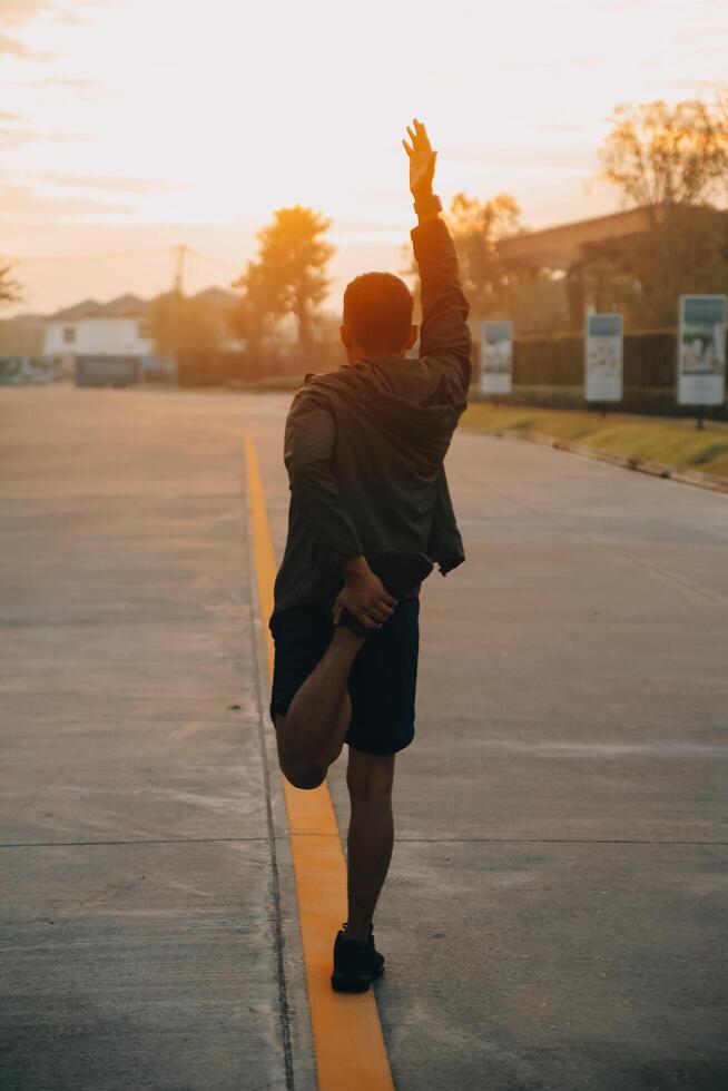 atleet loper voeten rennen Aan weg, joggen concept Bij buitenshuis. Mens rennen voor oefening.atleet loper voeten rennen Aan weg, jogging concept Bij buitenshuis. Mens rennen voor oefening. foto