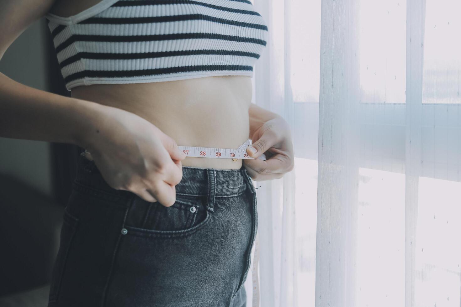 Dames lichaam dik buik. zwaarlijvig vrouw hand- Holding buitensporig buik dik. eetpatroon levensstijl concept naar verminderen buik en vorm omhoog gezond maag spier. foto