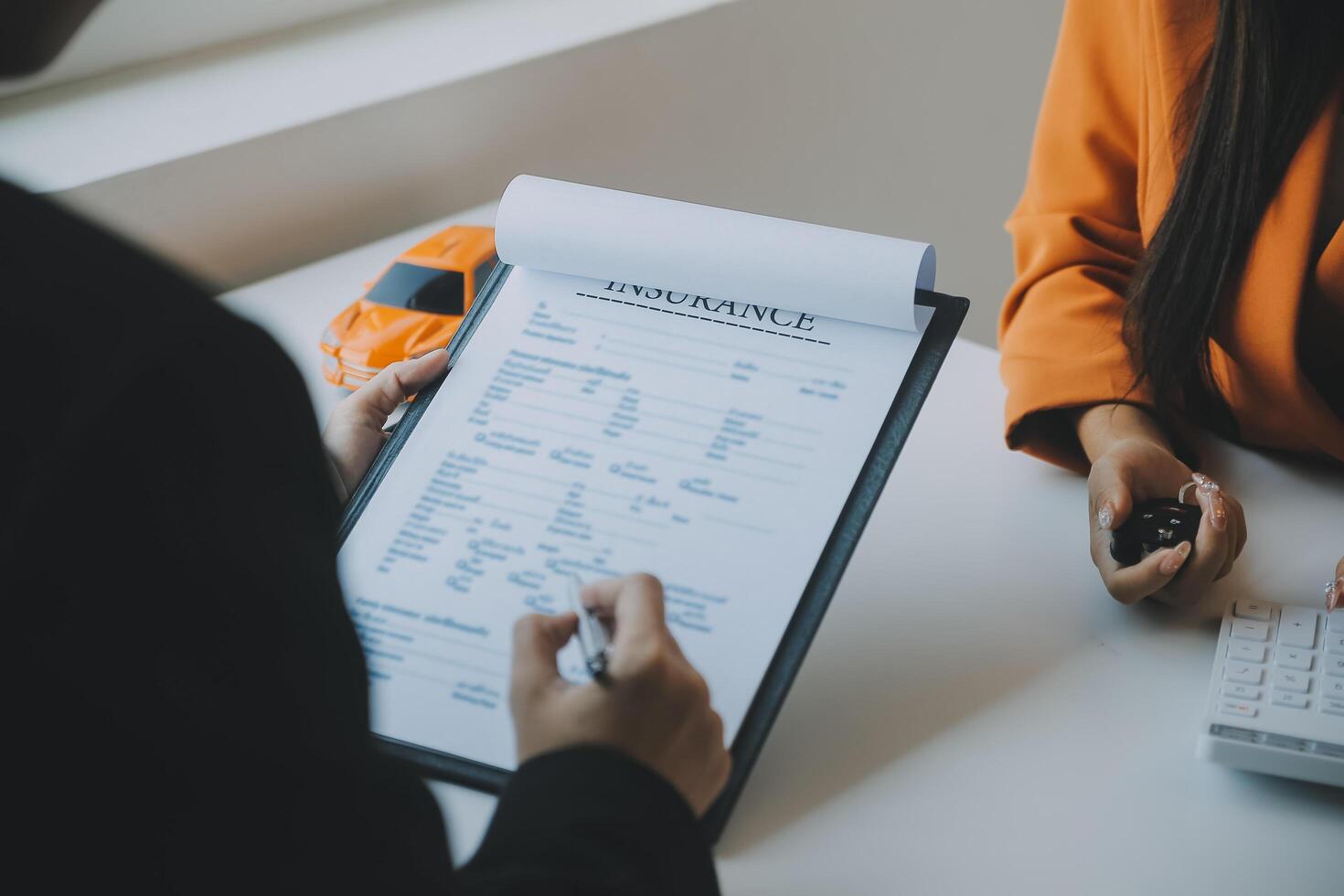 detailopname Aziatisch mannetje mensen auto verkoper of verkoop manager aanbiedingen naar verkopen een auto en legt uit en leest de voorwaarden van ondertekening een auto contract en verzekering. foto