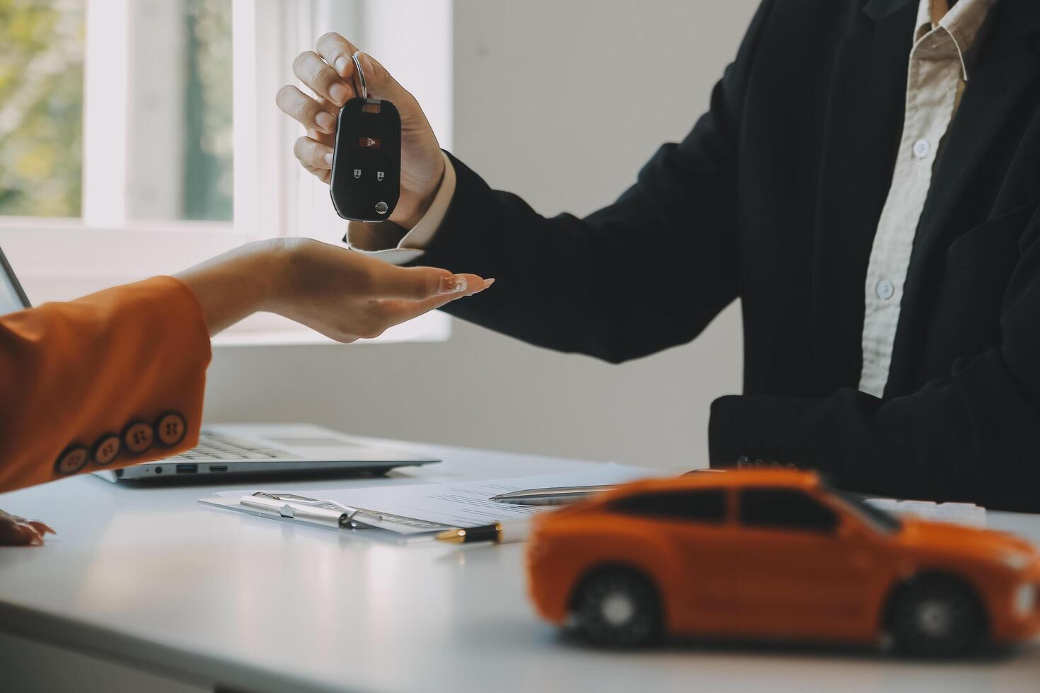 detailopname Aziatisch mannetje mensen auto verkoper of verkoop manager aanbiedingen naar verkopen een auto en legt uit en leest de voorwaarden van ondertekening een auto contract en verzekering. foto