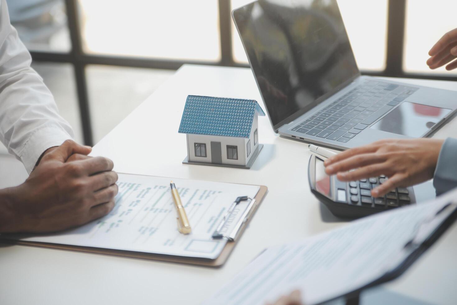 echt landgoed middel en klant ondertekening contract naar kopen huis, verzekering of lening echt landgoed.huur een huis, krijg verzekering of lening echt landgoed of eigendom. foto