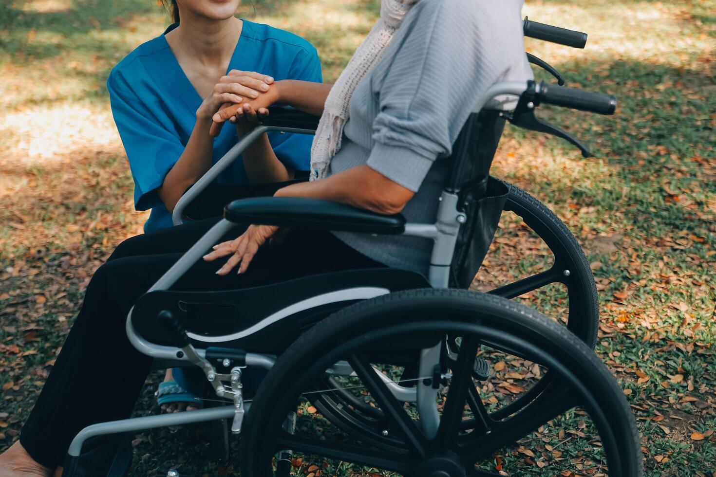 jong Aziatisch conciërge met Jaren 60 Azië ouderen vrouw overleg plegen en aanmoedigen, nemen een geschiedenis en adviseren de Rechtsaf behandeling naar leven gelukkig in pensioen, Holding handen en bemoedigend foto