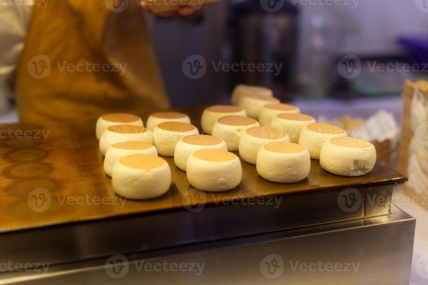 maken Koken pluizig mini pannenkoek Aan heet pan bord foto