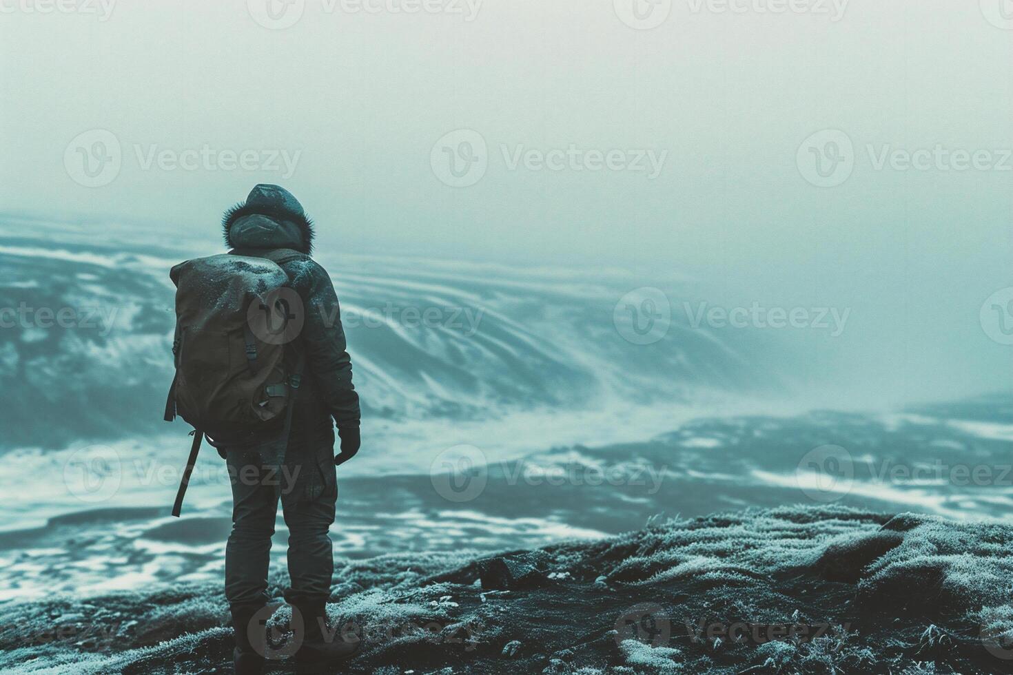 ai gegenereerd Mens met rugzak en trekking polen staand Aan de rand van een klif. foto