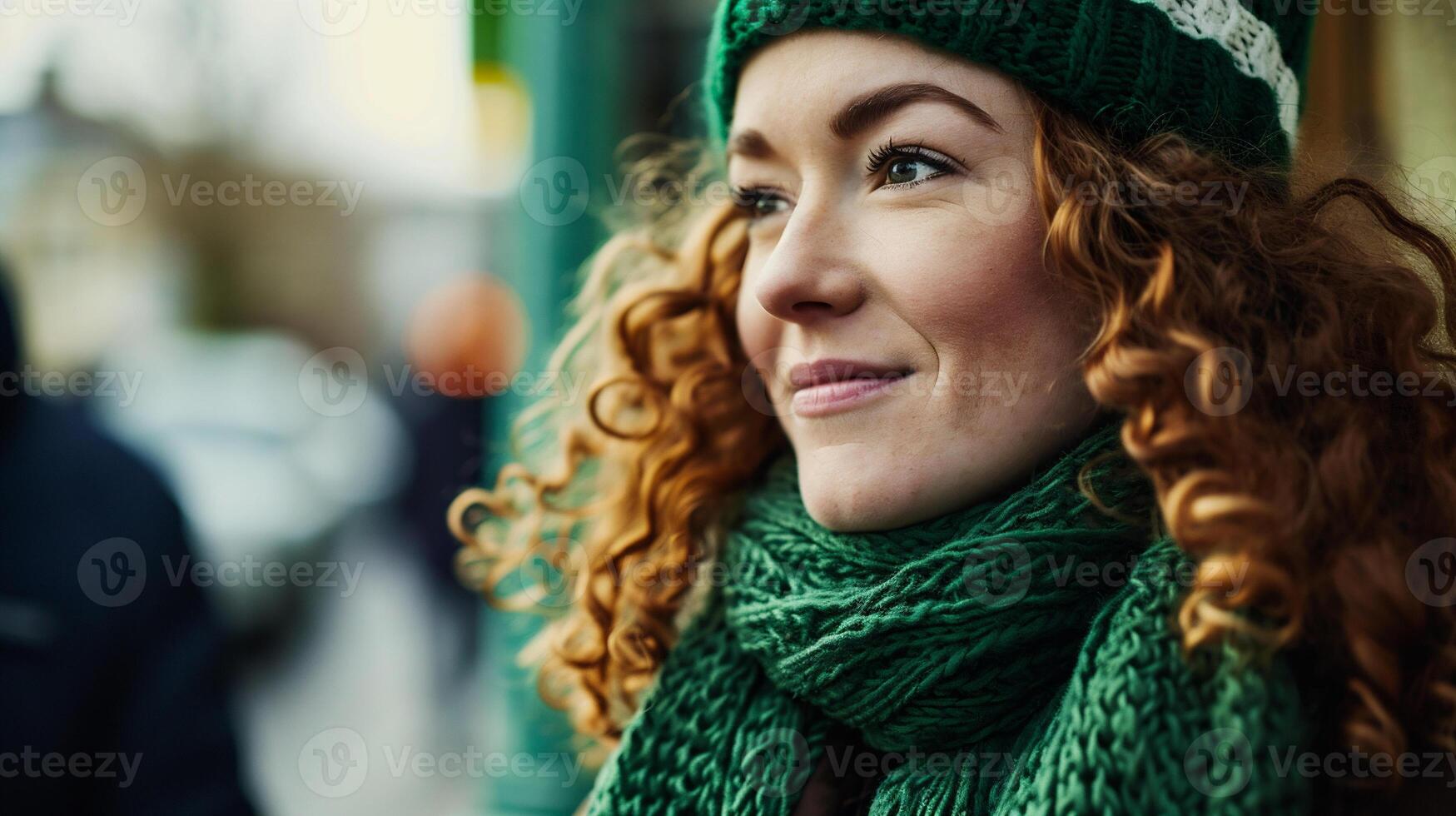 ai gegenereerd portret van een mooi jong vrouw met gekruld rood haar- in een groen gebreid hoed en sjaal. foto