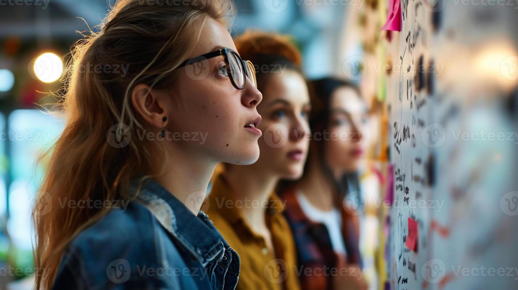 ai gegenereerd portret van jong vrouw leerling op zoek Bij whiteboard in lezing hal foto