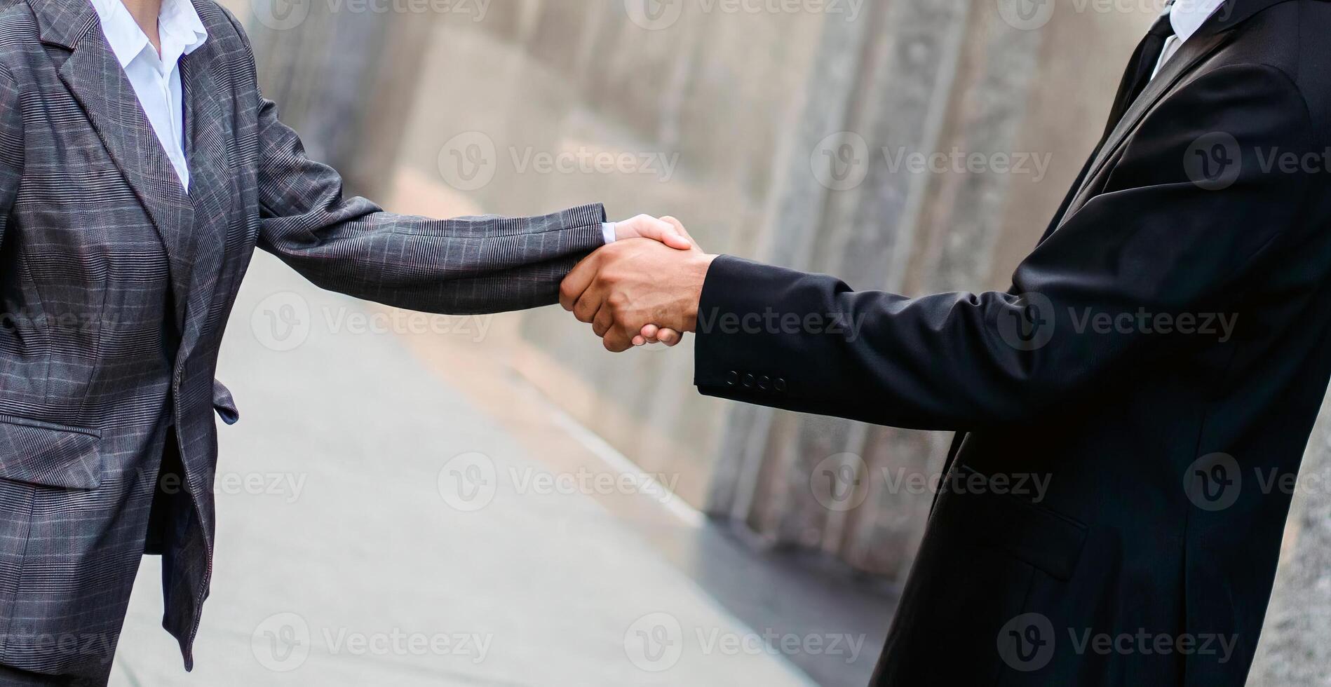 handdruk dichtbij visie achtergrond. bedrijf overeenkomst, transactie concept foto