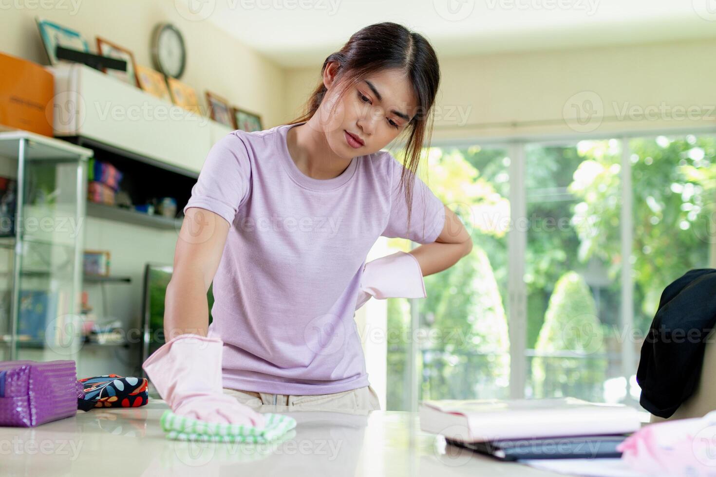 Aziatisch vrouw schoon Aan de leven kamer, appartement of huis Oppervlakte. foto