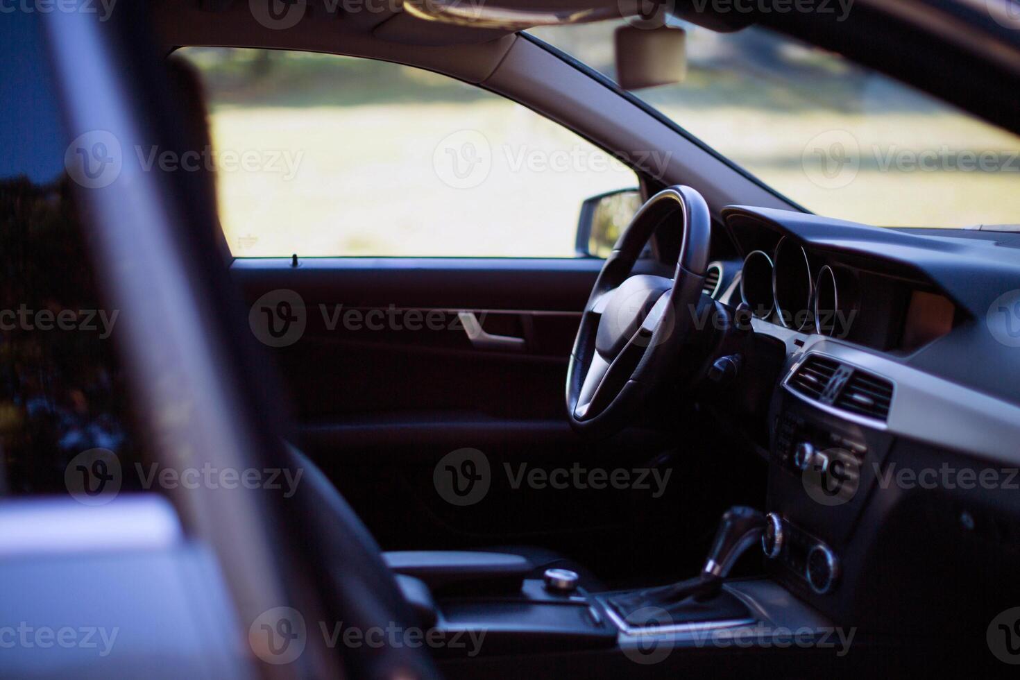 binnen een modern auto visie, stad auto interieur achtergrond. verschuiving hefboom, auto stuurinrichting wiel en sensoren. foto