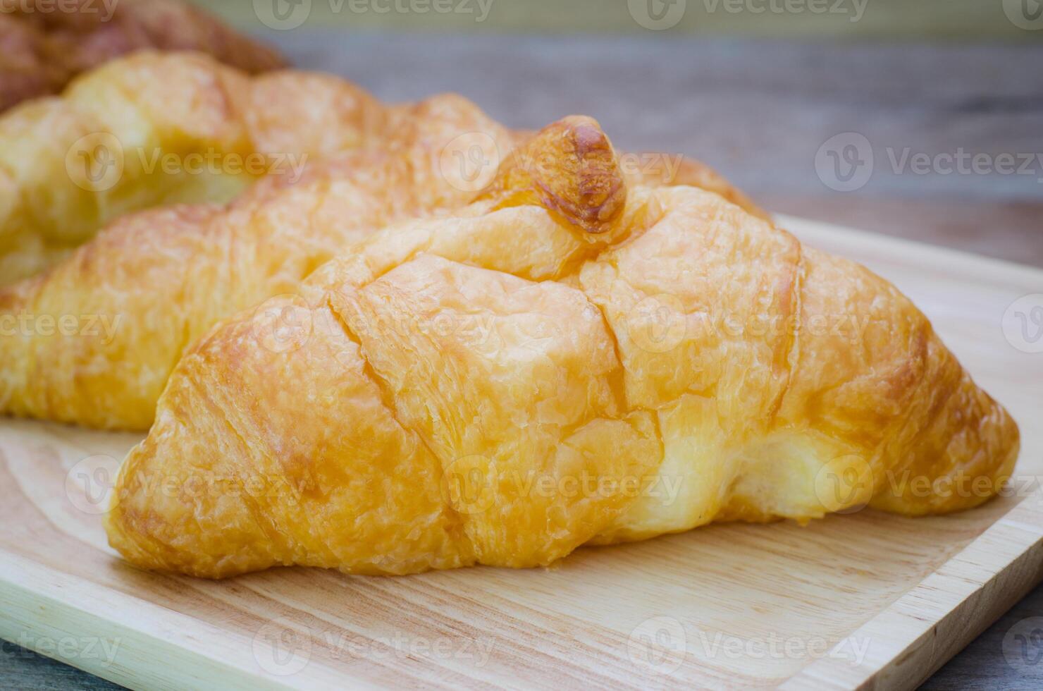 croissants Aan bord Aan houten tafel foto