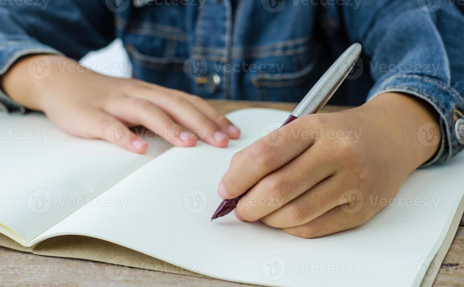 hand- schrijven met hand- links foto