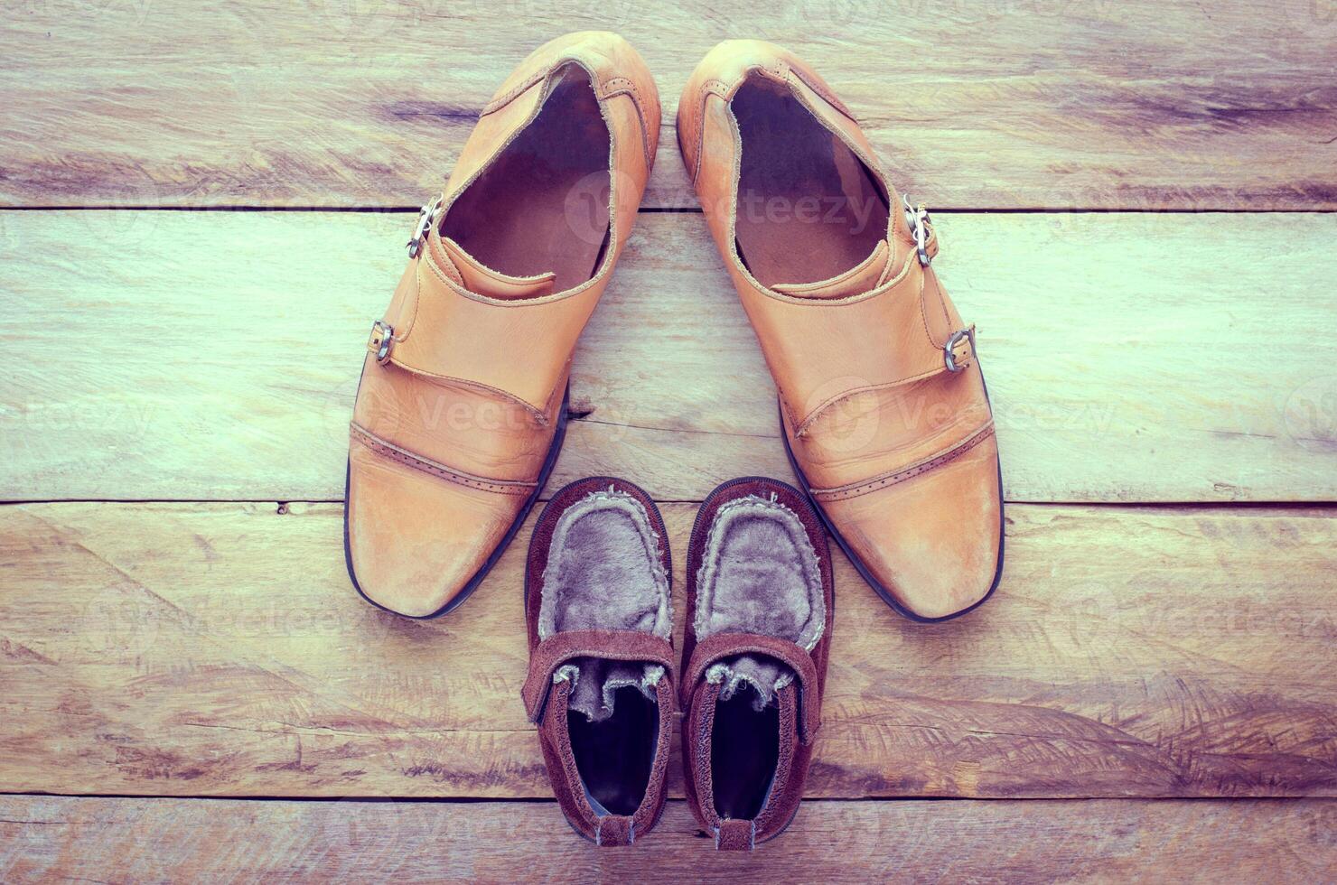de schoenen van vader en zoon concept. vader zoon foto
