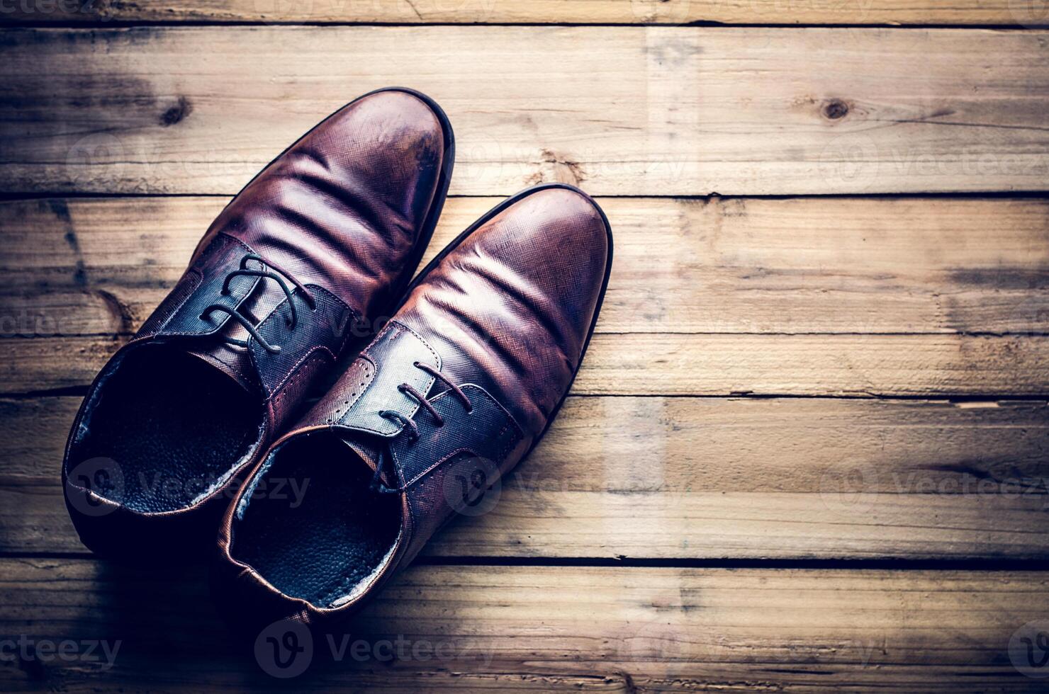leer schoenen Aan de houten vloer. foto