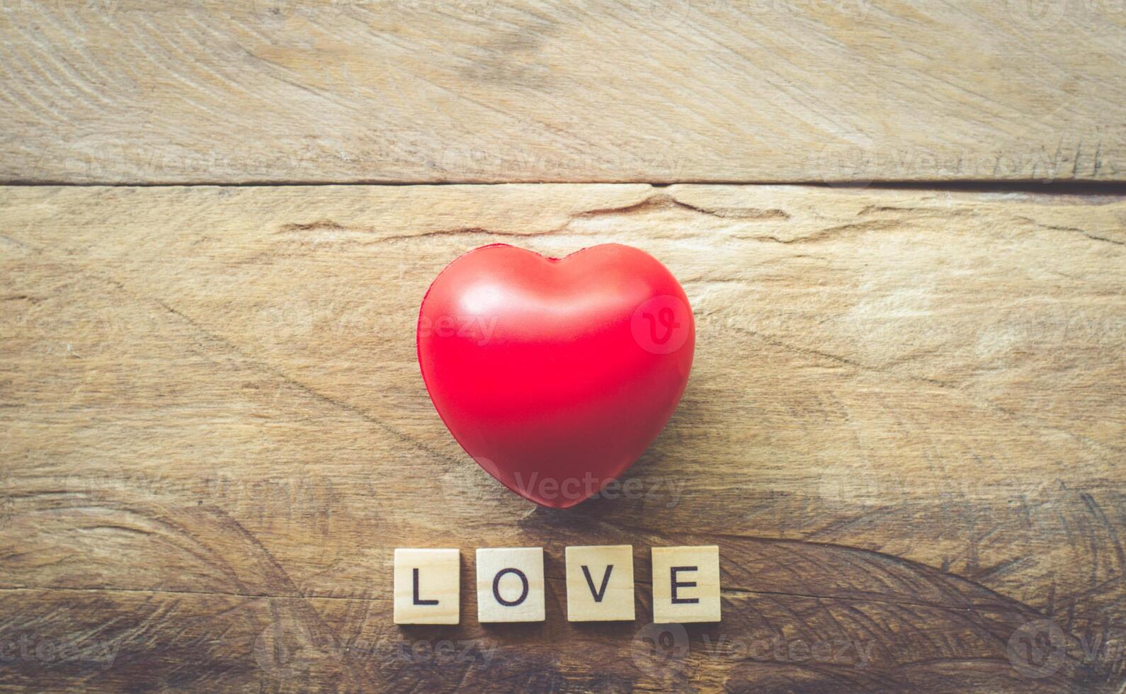 valentijnsdag dag achtergrond met harten en de woord liefde. foto