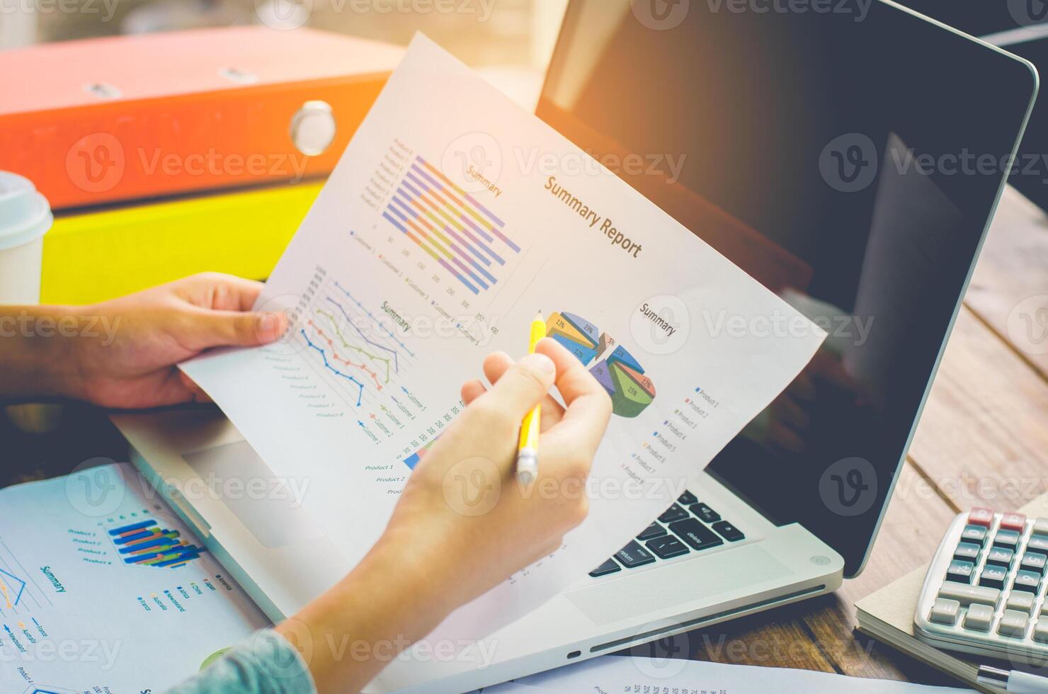 zakenman Holding papierwerk Aan de tafel en analyseren investering tabel werken in kantoor. bedrijf werk concept. foto