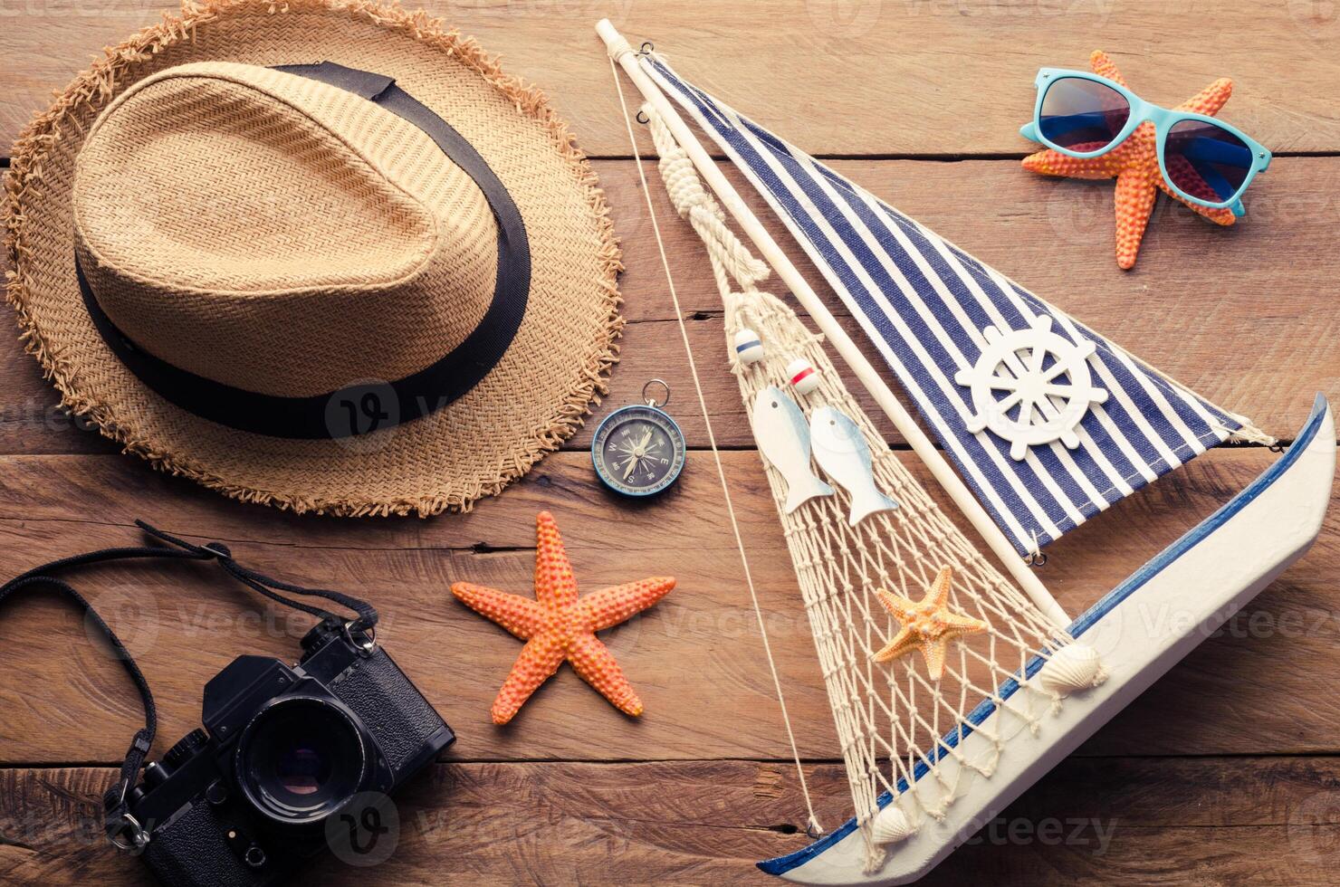 accessoires kostuum met reizen voor zomer Aan houten verdieping foto