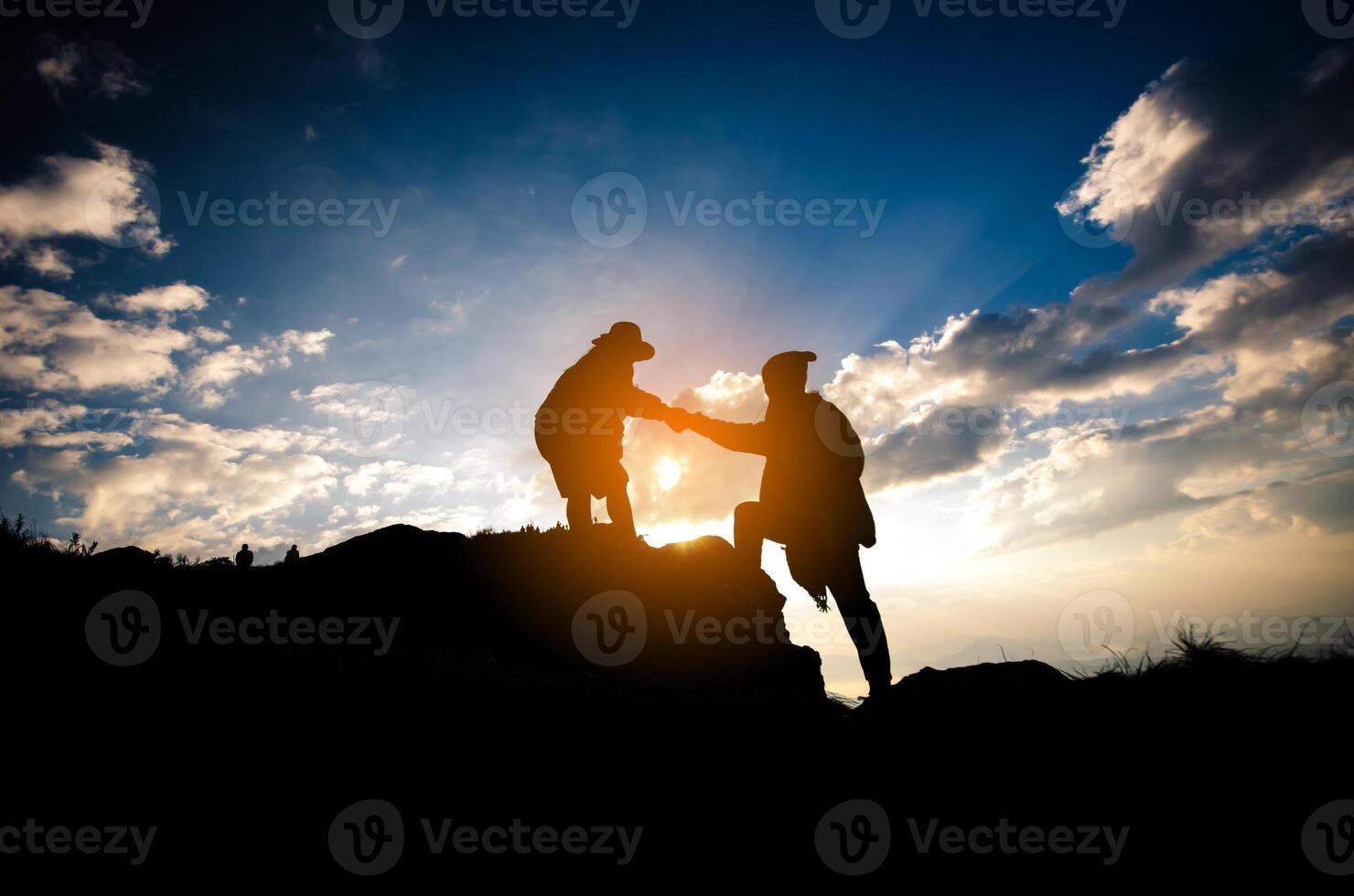 silhouet van mensen helpen persoon Aan de berg Bij ochtend- foto