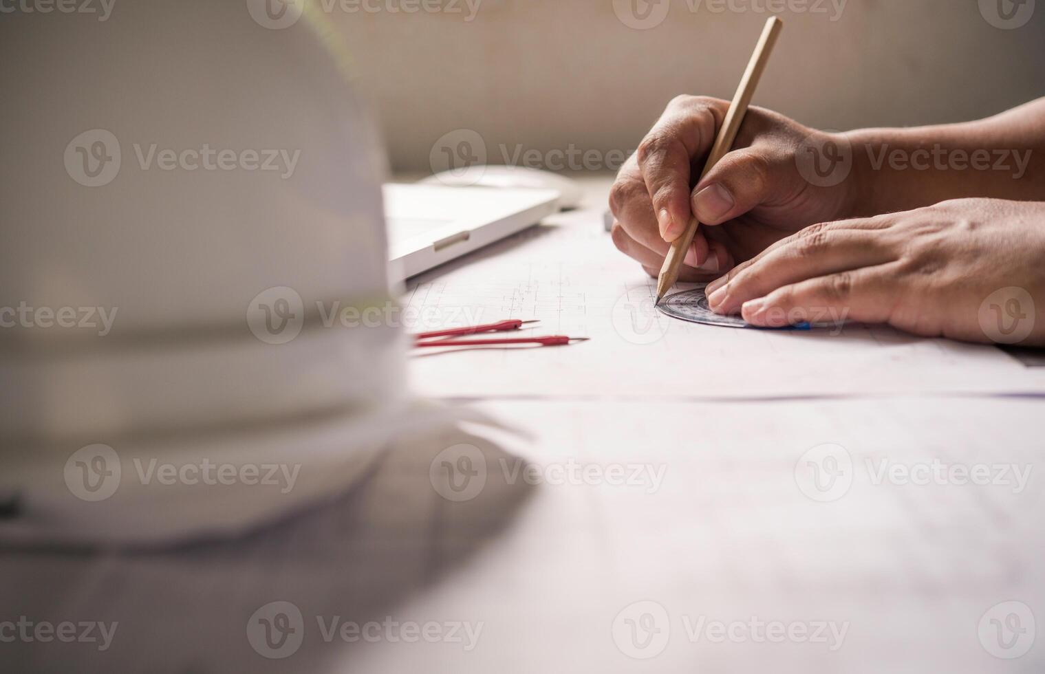 bouwkunde is werken Aan de ontwerp, bouw Aan de werk tafel met werk apparatuur. foto