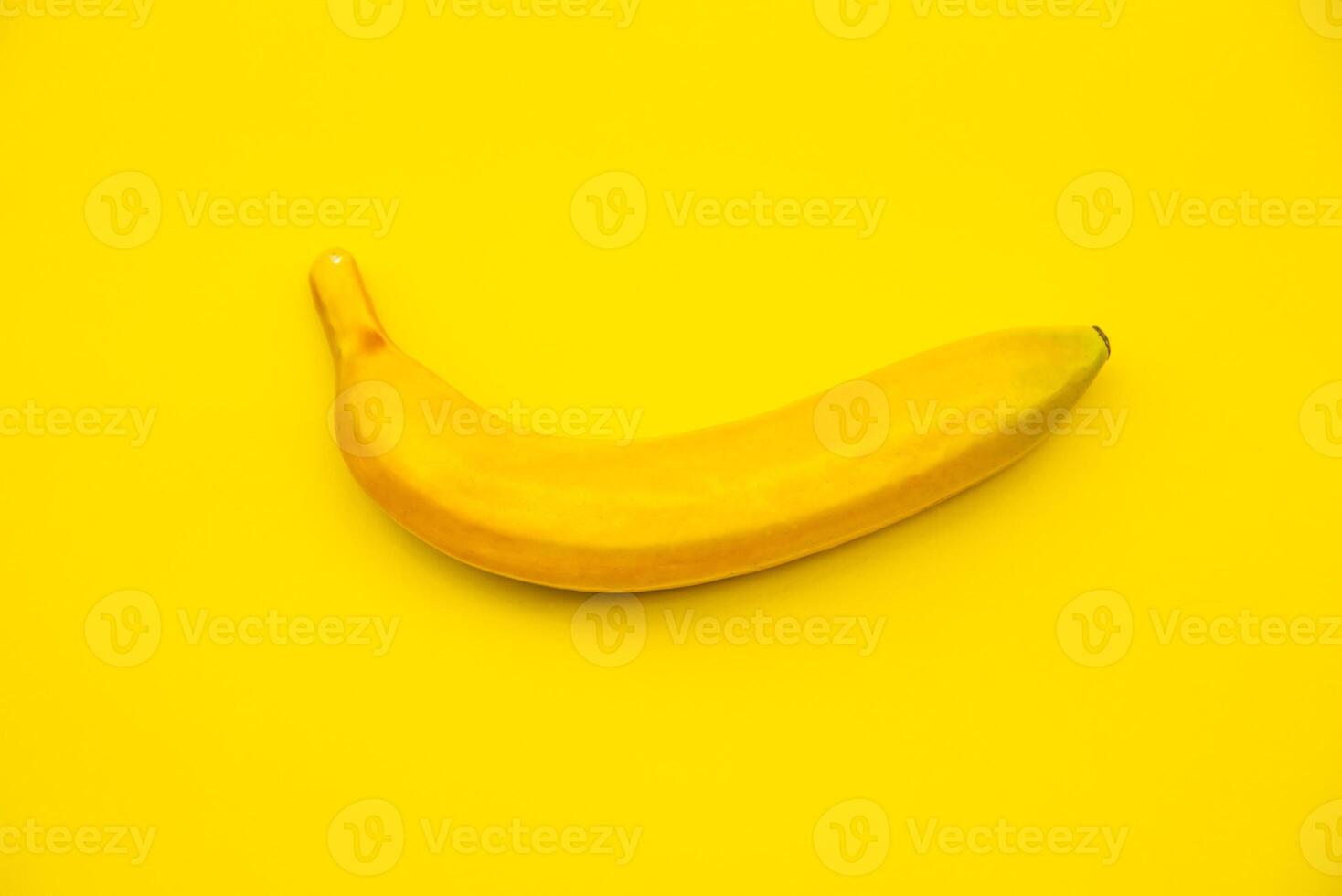 banaan Aan geel achtergrond foto