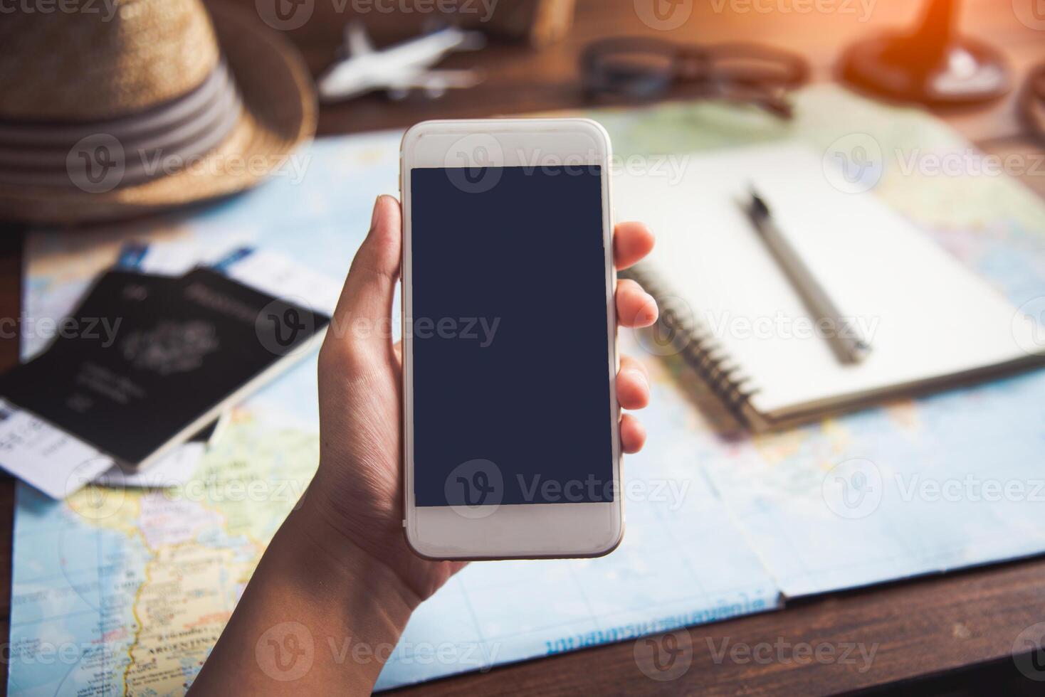 detailopname hand- gebruik makend van smartphone voor gegevens verbinding en zoeken naar gegevens .concept reizen foto