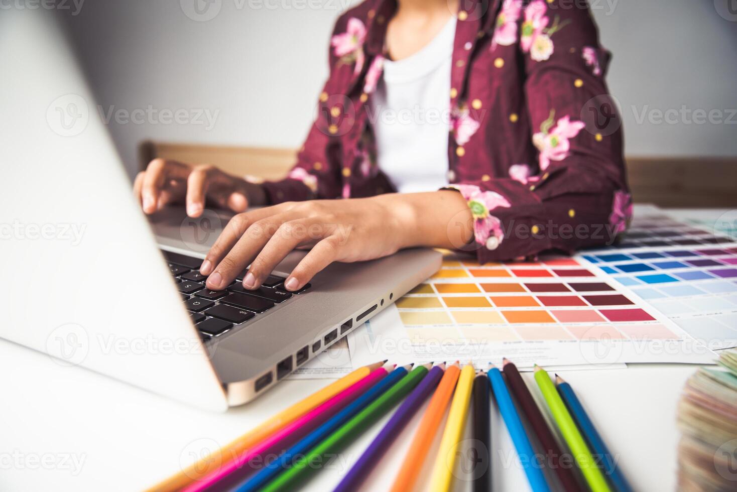 ontwerper grafisch creatief , creativiteit vrouw werken Aan laptop en ontwerpen kleur kleur ideeën stijl foto