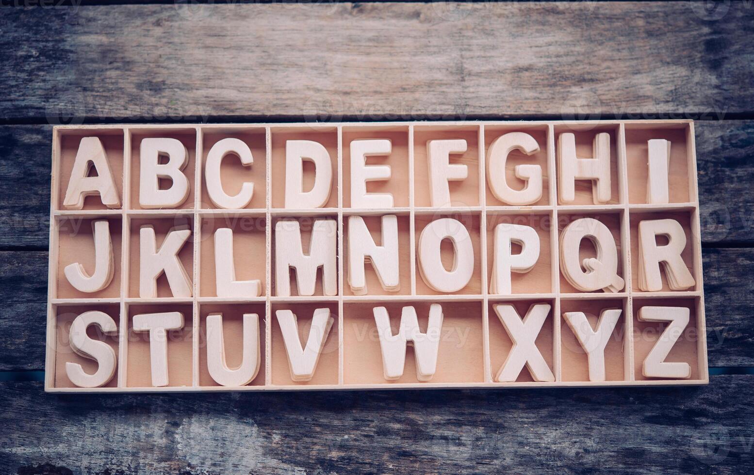 Engels brieven zijn geplaatst in een houten doos in alfabetisch bestellen. foto
