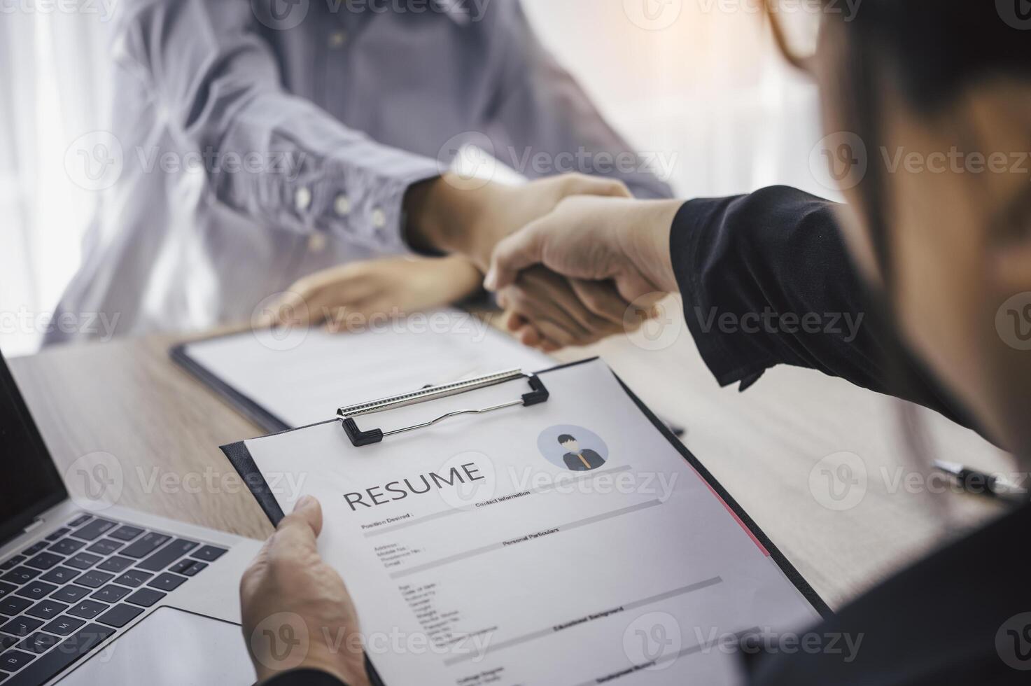 hr managers toetreden handen met baan sollicitanten, aanvaarden voorstellen en mee eens naar werk samen in de bedrijf. foto