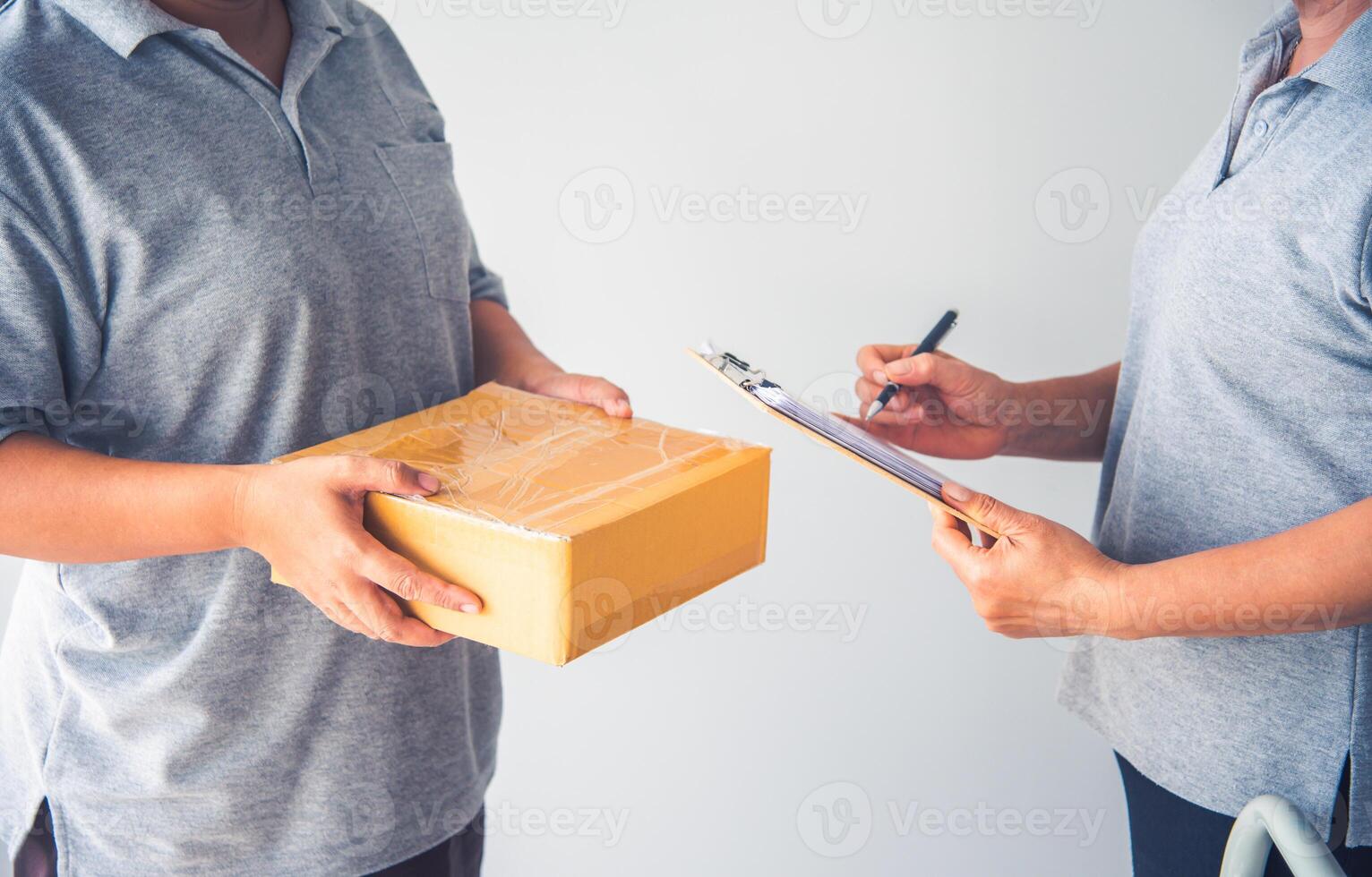 personeel zijn leveren goederen en ontvangen goederen. foto