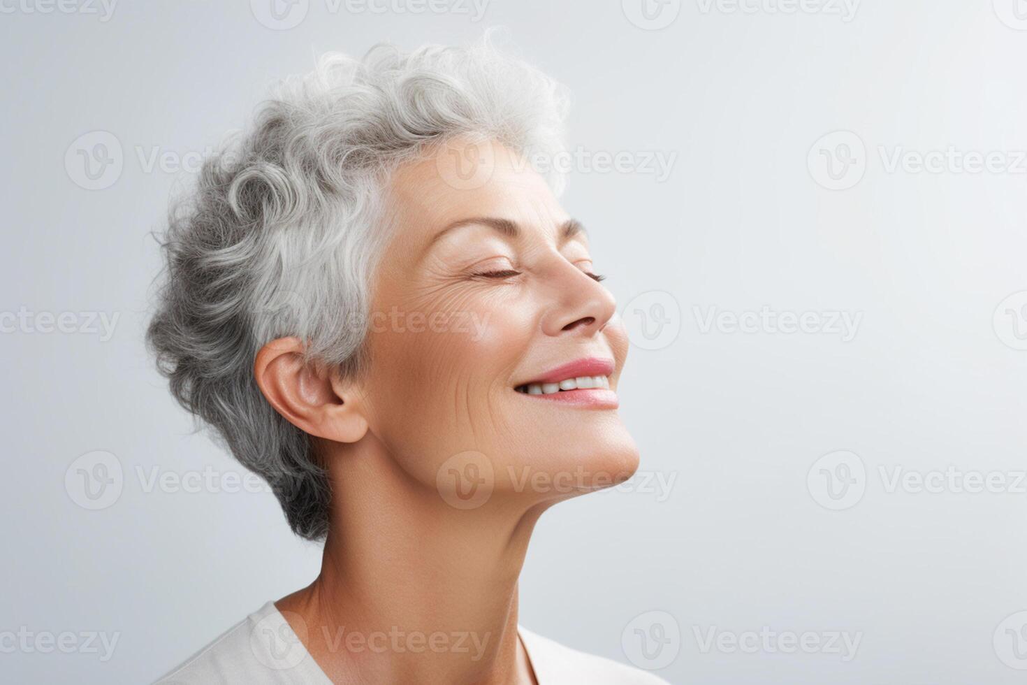 ai gegenereerd portret van een mooi senior vrouw met lichtgevend huid en natuurlijk naakt bedenken foto