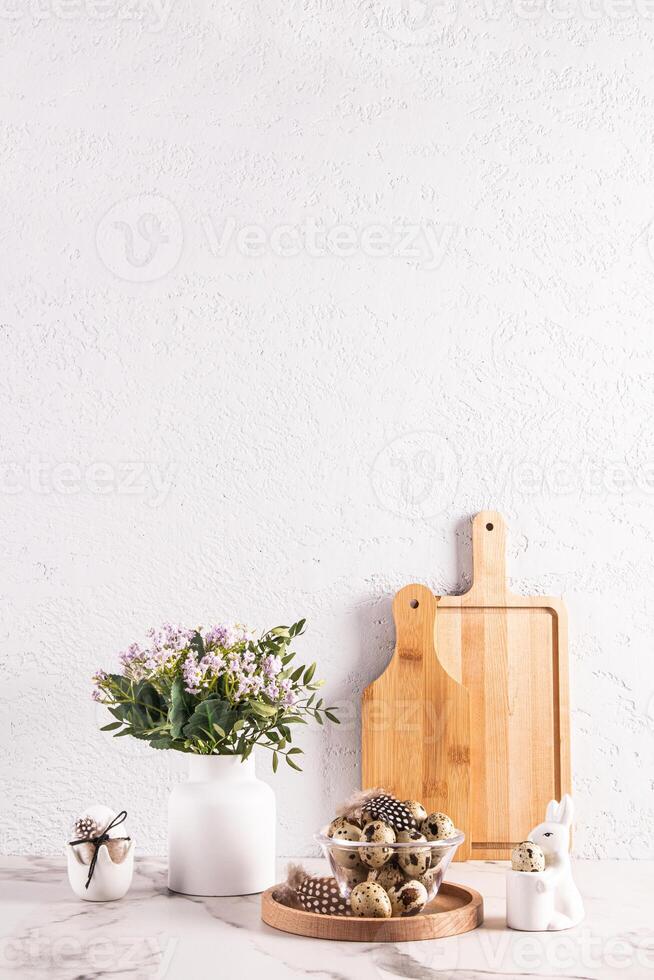 elegant verticaal keuken achtergrond voor Pasen vakantie met ruimte voor een tekst. traditioneel behandelt en keuken aanrecht decoraties. voorkant visie. foto